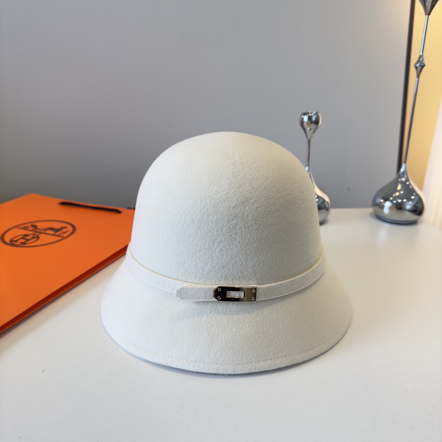 NO:604780,White HEREMS Hermès 2025 new autumn and winter wool basin hat, 100% wool belt buckle hat, fashion goddess must-have, head circumference 57cm khaki black head circumference 57cm hat fisherman hat baseball cap knitted hat, hat, hermes, espadrilles, hats19860909白色 HEREMS爱马仕2025秋冬新款羊毛盆帽,百分百羊毛皮带扣礼帽,时尚女神必备,头围57cm 卡其 黑色头围57cm帽子渔夫帽棒球帽针织帽,帽子,hermes,espadrilles,hats,hat