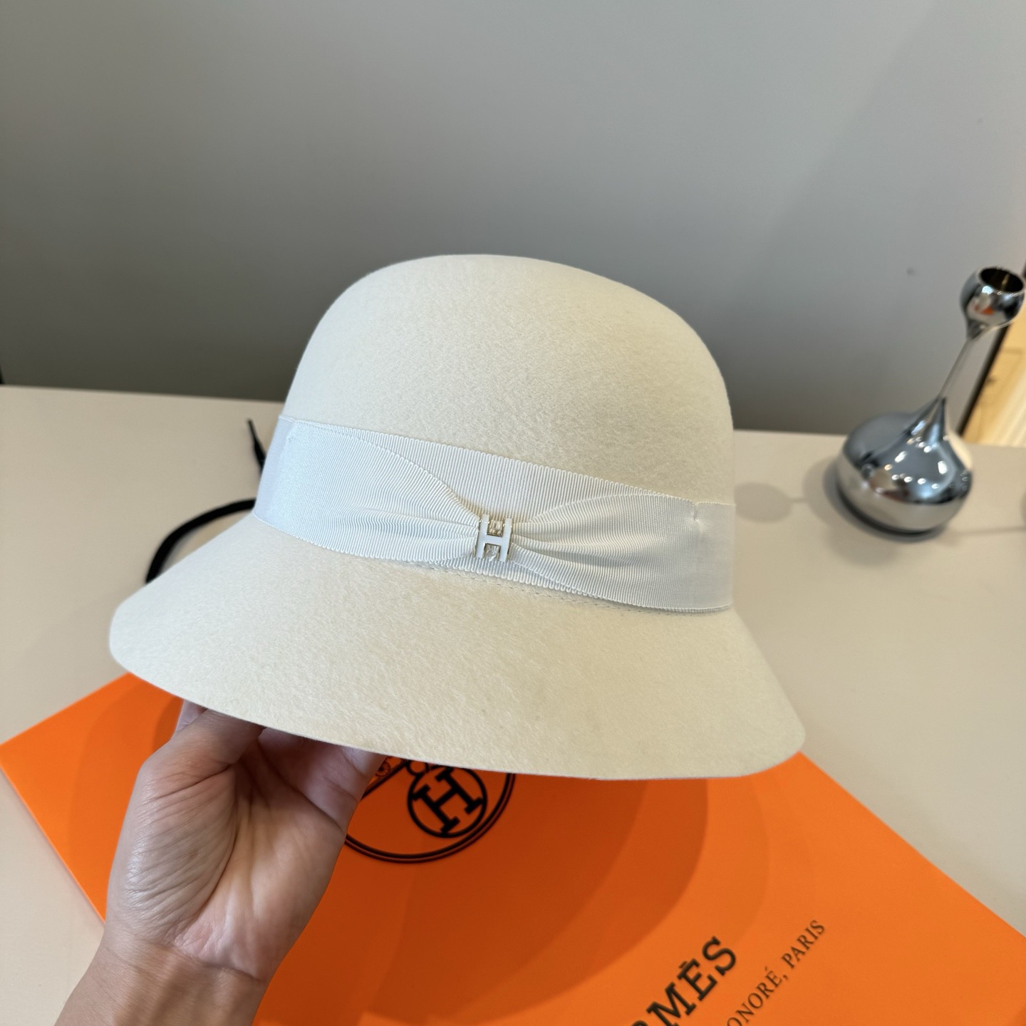 NO:604796,White Hermès new autumn and winter wool basin hat, 100% wool fabric, head circumference 57cm hat, fisherman hat, baseball cap, knitted hat, hat, hermes, espadrilles, hats19860909白色 爱马仕新款秋冬羊毛盆帽,百分百羊毛面料、头围57cm帽子渔夫帽棒球帽针织帽,帽子,hermes,espadrilles,hats,hat