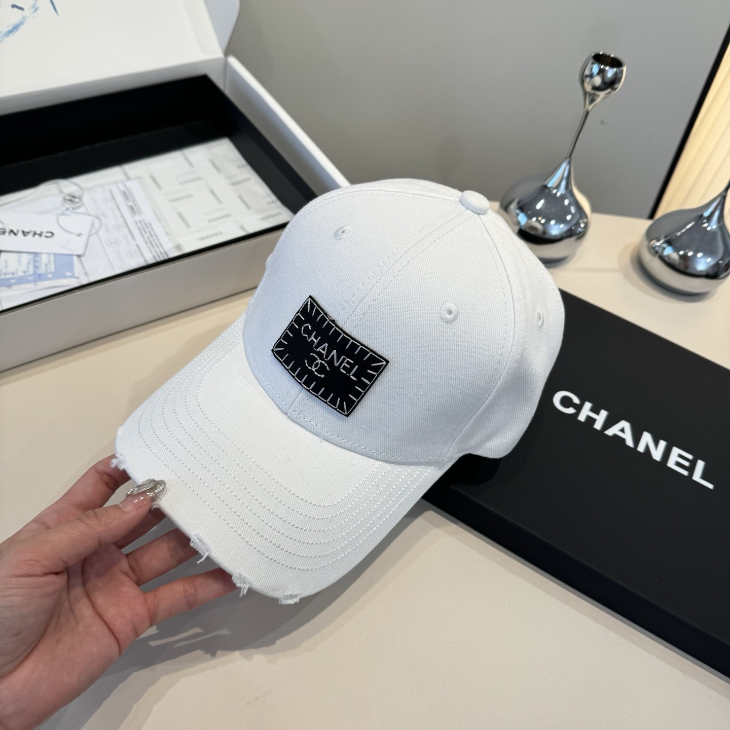 NO:580184,Chanel new peaked cap, advanced customization, head circumference 57cm hat, fisherman hat, baseball cap, knitted hat, hat, chanel, espadrilles, hats19860909香奈儿新款鸭舌帽,高级定制,头围57cm帽子渔夫帽棒球帽针织帽,帽子,chanel,espadrilles,hats,hat
