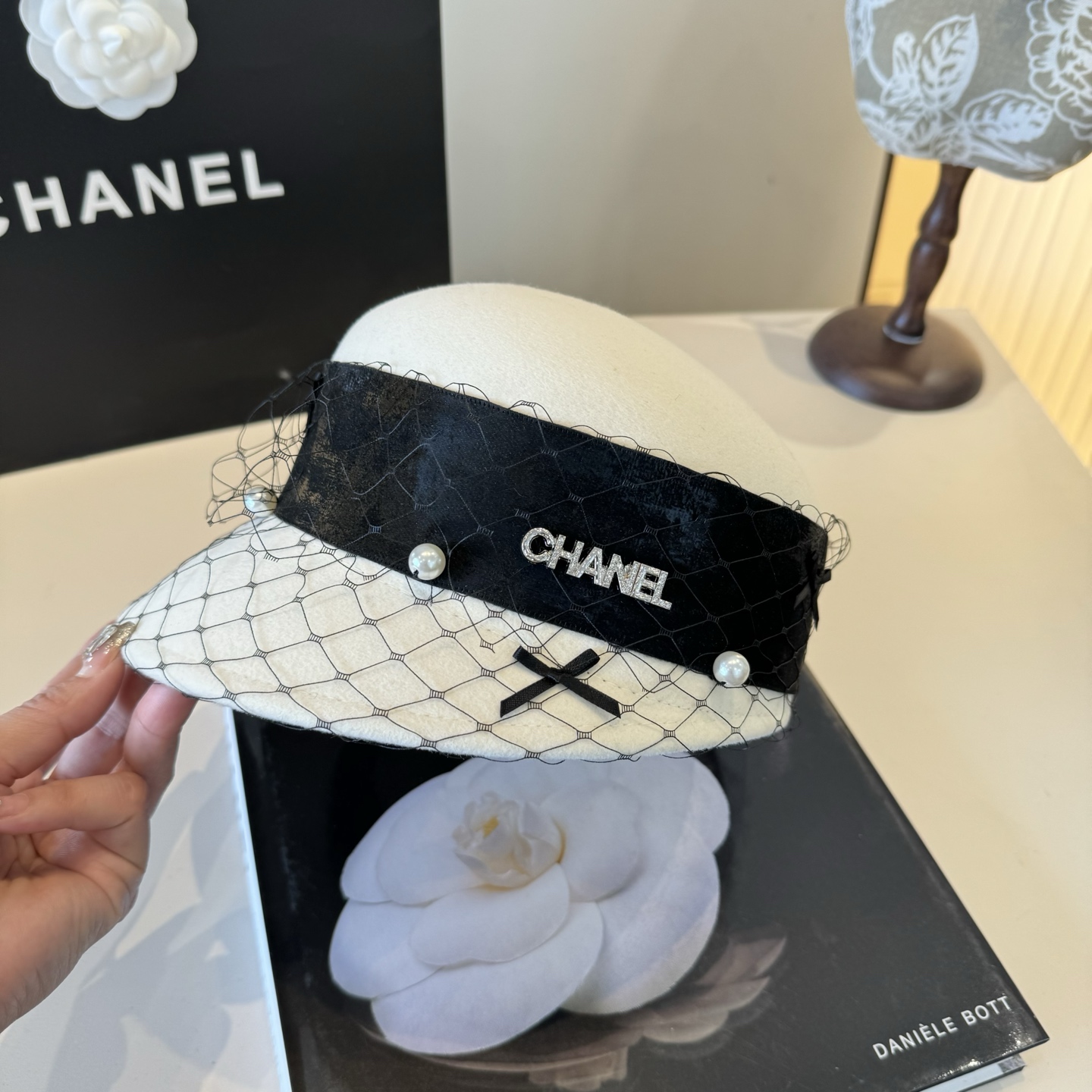 NO:580166,White Chanel mesh wool peaked military cap, washed leather brim, 100% wool, head circumference 57cm hat bucket hat baseball cap knitted hat, hat, chanel, chanel, espadrilles, hats19860909白色 Chanel香奈儿网纱羊毛鸭舌帽军帽,洗水皮帽檐,百分百羊毛,头围57cm帽子渔夫帽棒球帽针织帽,帽子,chanel,chanel,espadrilles,hats,hat