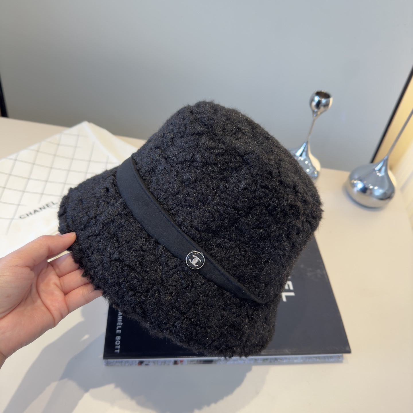 NO:580088,Chanel Chanel new buckskin bucket hat, velvet ear protection hat, head circumference 57cm hat bucket hat baseball cap knitted hat, hat, chanel, chanel, espadrilles, hats19860909Chanel香奈儿新款鹿皮绒渔夫帽,加绒护耳帽,头围57cm帽子渔夫帽棒球帽针织帽,帽子,chanel,chanel,espadrilles,hats,hat