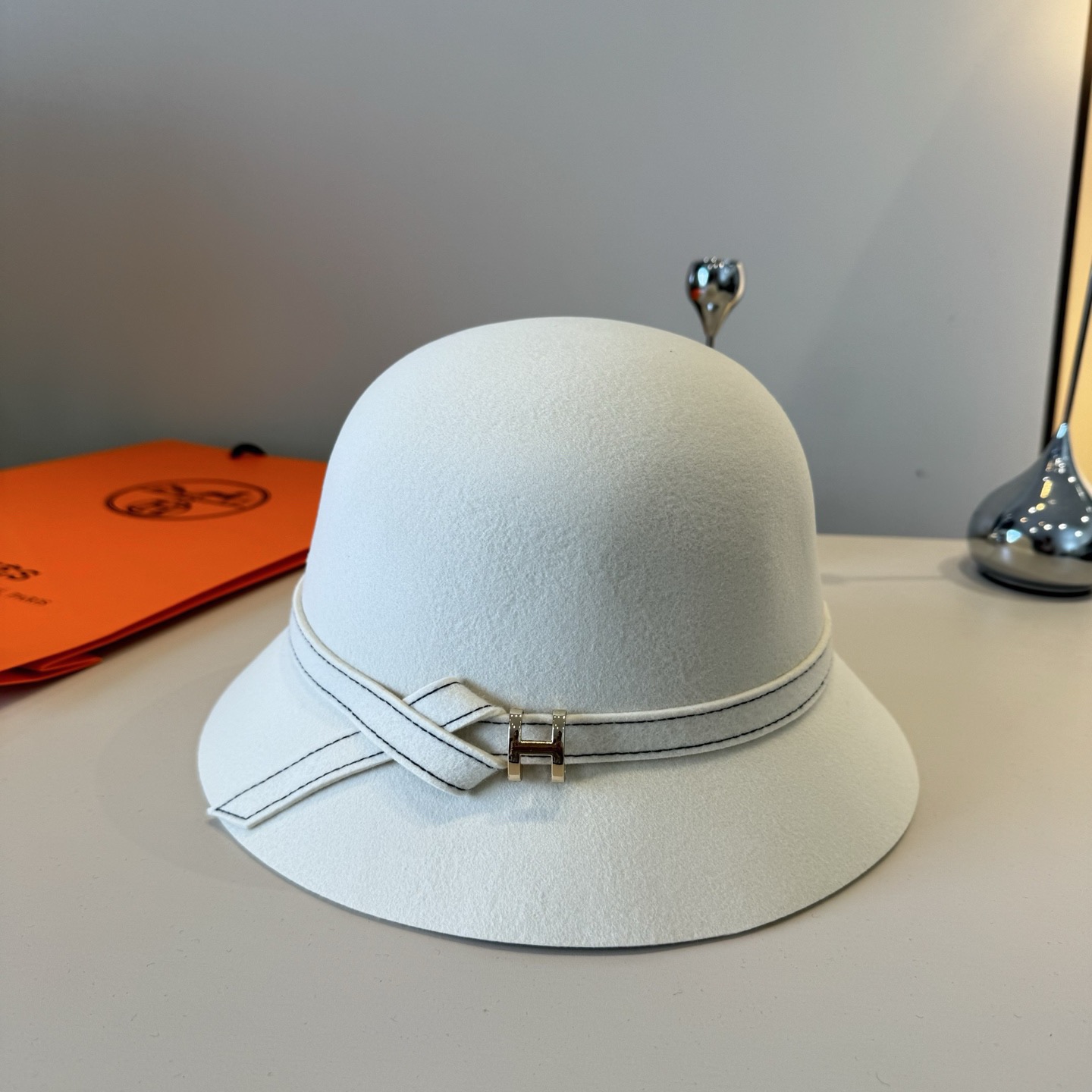 NO:580123,White HEREMS Hermes autumn and winter new wool basin hat, 100% wool irregular tailoring design, a must-have for fashion goddesses, head circumference 57cm, head circumference 57cm hat, fisherman hat, baseball cap, knitted hat, hat, hermes, espadrilles, hats19860909白色 HEREMS爱马仕秋冬新款羊毛盆帽,百分百羊毛不规则剪裁设计,时尚女神必备,头围57cm 头围57cm帽子渔夫帽棒球帽针织帽,帽子,hermes,espadrilles,hats,hat
