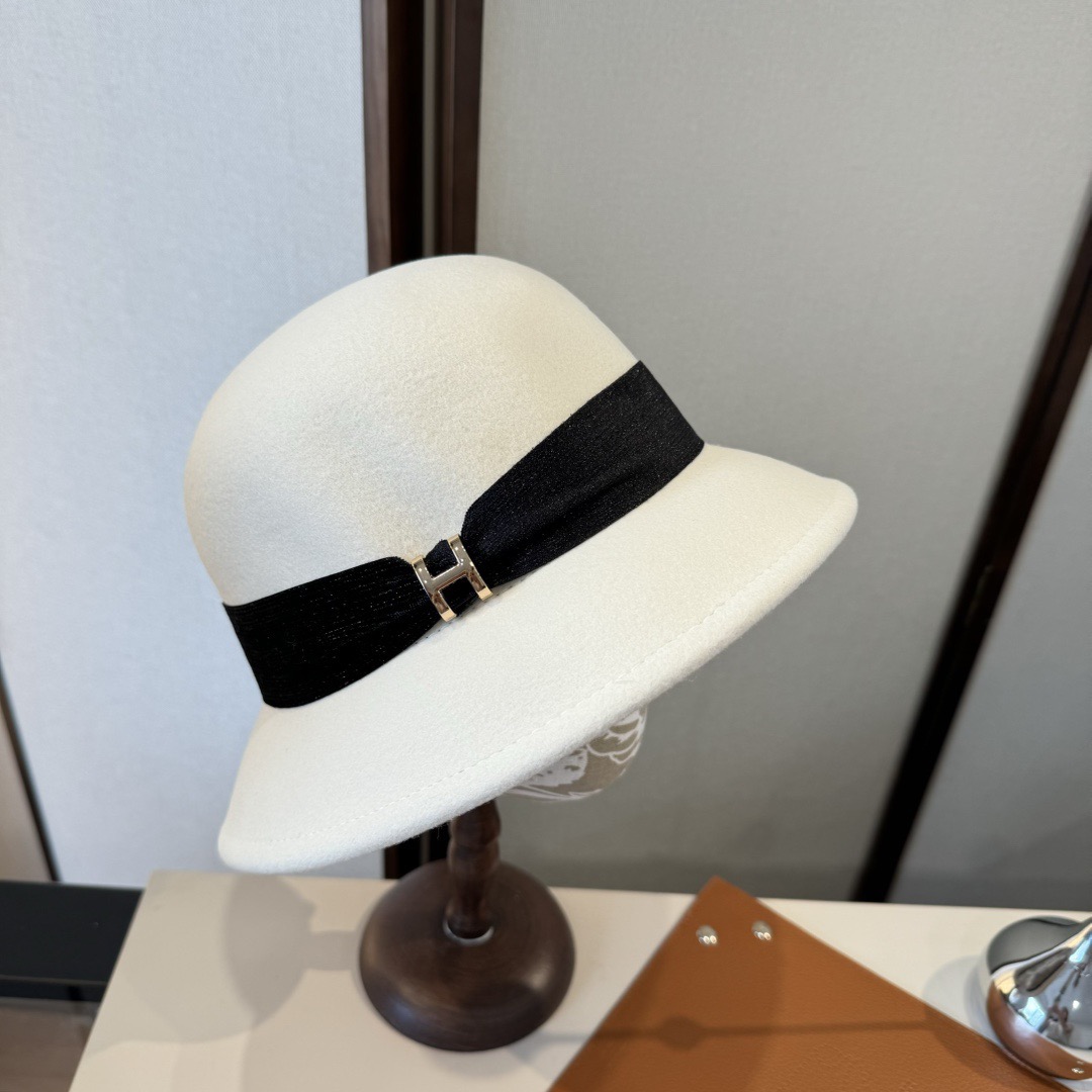 NO:580140,White HEREMS Hermes autumn and winter new wool basin hat, 100% wool irregular tailoring design, a must-have for fashion goddesses, head circumference 57cm, head circumference 57cm hat, fisherman hat, baseball cap, knitted hat, hat, hermes, espadrilles, hats19860909白色 HEREMS爱马仕秋冬新款羊毛盆帽,百分百羊毛不规则剪裁设计,时尚女神必备,头围57cm 头围57cm帽子渔夫帽棒球帽针织帽,帽子,hermes,espadrilles,hats,hat