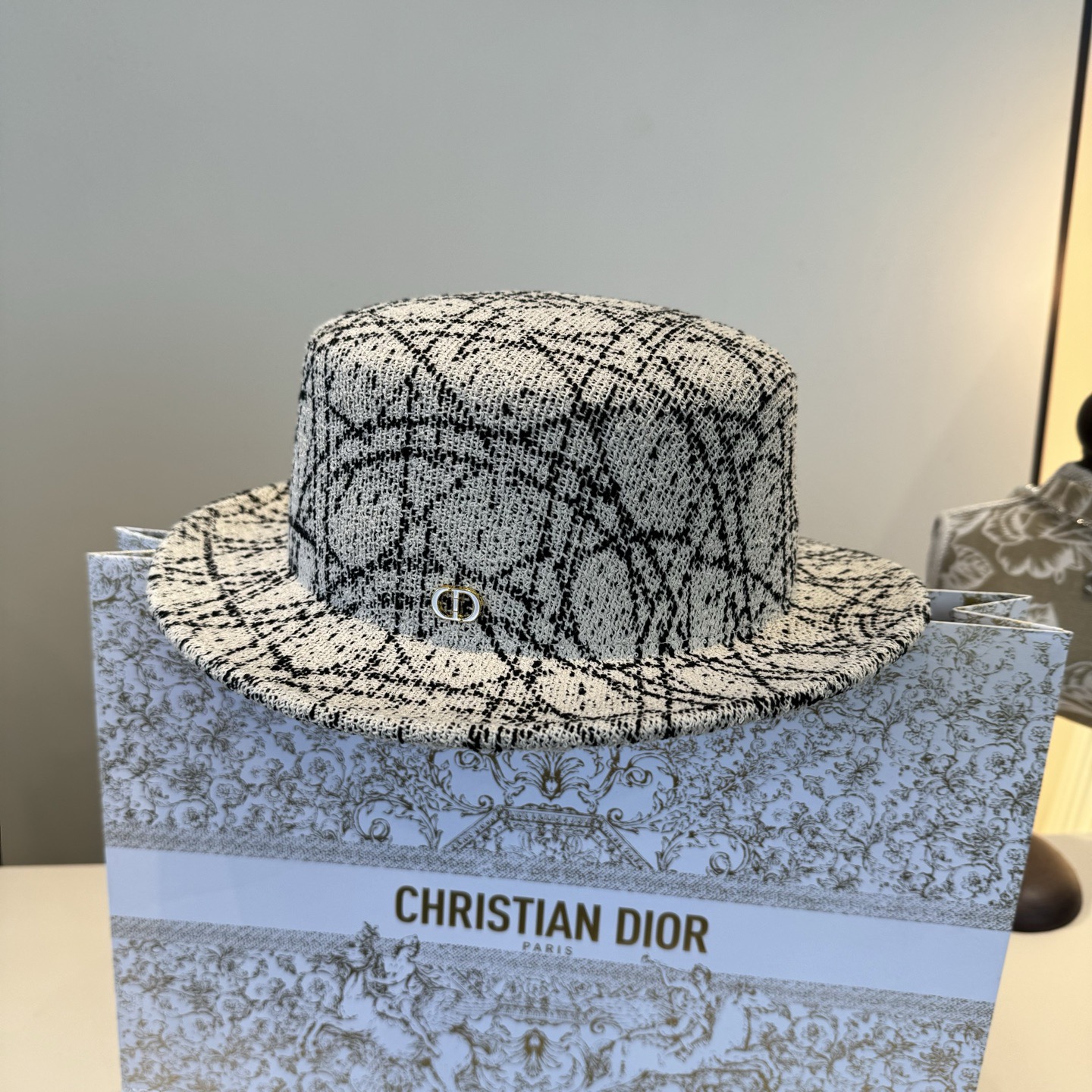 NO:580124,Dior Dior's new top hat, high-end Hepburn style hat, head circumference 57cm hat, fisherman hat, baseball cap, knitted hat, hat, dior, dior, espadrilles, hats19860909Dior迪奥新款拼顶礼帽,高端赫本风礼帽,头围57cm帽子渔夫帽棒球帽针织帽,帽子,dior,dior,espadrilles,hats,hat
