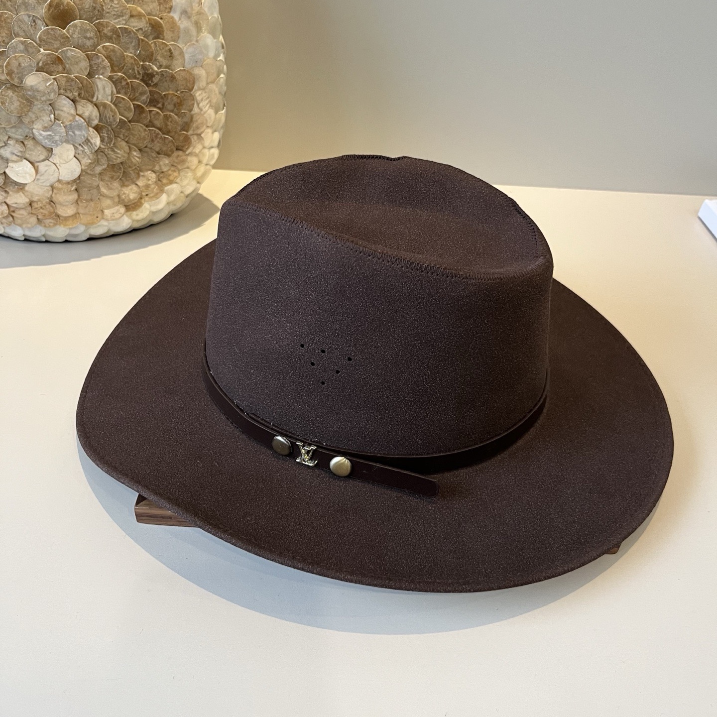NO:580145,LV new top hat, 100% wool top hat, uneven head circumference 57cm hat, fisherman hat, baseball cap, knitted hat, hat, louis vuitton, espadrilles, hats19860909LV新款礼帽,百分百羊毛礼帽,凹凸有致,头围57cm帽子渔夫帽棒球帽针织帽,帽子,louis vuitton,espadrilles,hats,hat
