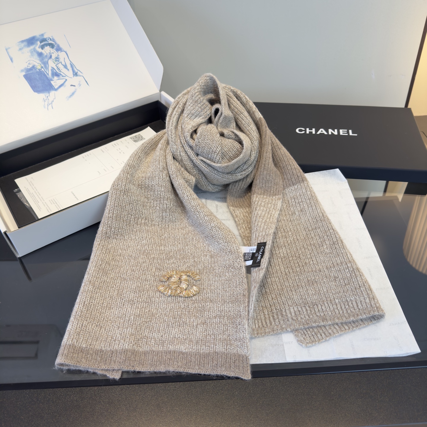 💰230¥
Chanel经典围巾针织 百分百💯羊绒 暖暖呼呼,超级舒服~冬日小姐姐减龄神器哦~这个冬天你就差这么一套啦~又保暖又时尚!通用款!可以做情侣款!防伪标签吊卡齐全!多多款式,欢迎选择!