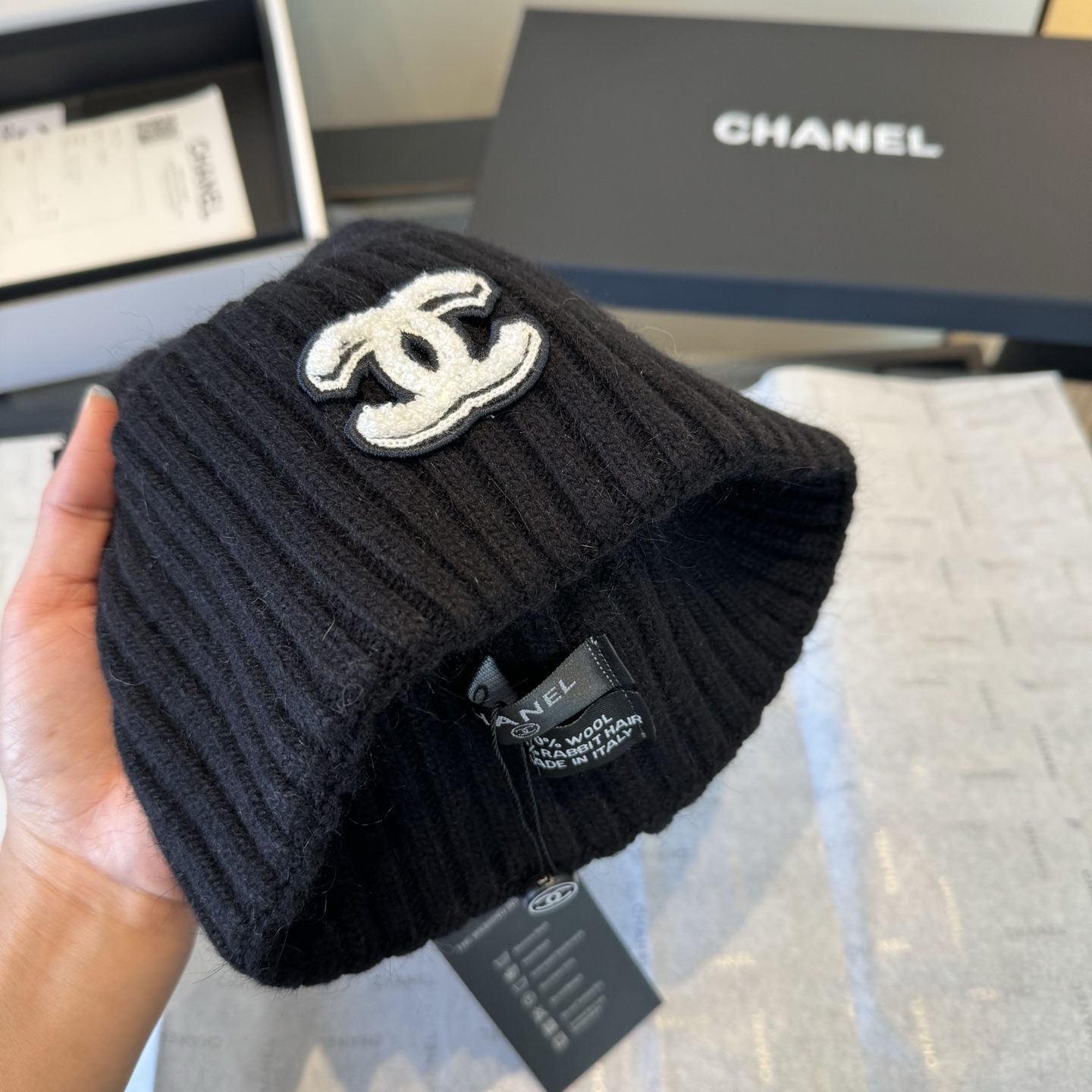 P Chanel香奈儿三件套装秋冬款70%羊毛,30%兔毛 高品质定制!这款必定是极简主义的最爱 干净,利索,时尚百搭 P Chanel香奈儿三件套装秋冬款70%羊毛,30%兔毛 高品质定制!这款必定是极简主义的最爱 干净,利索,时尚百搭