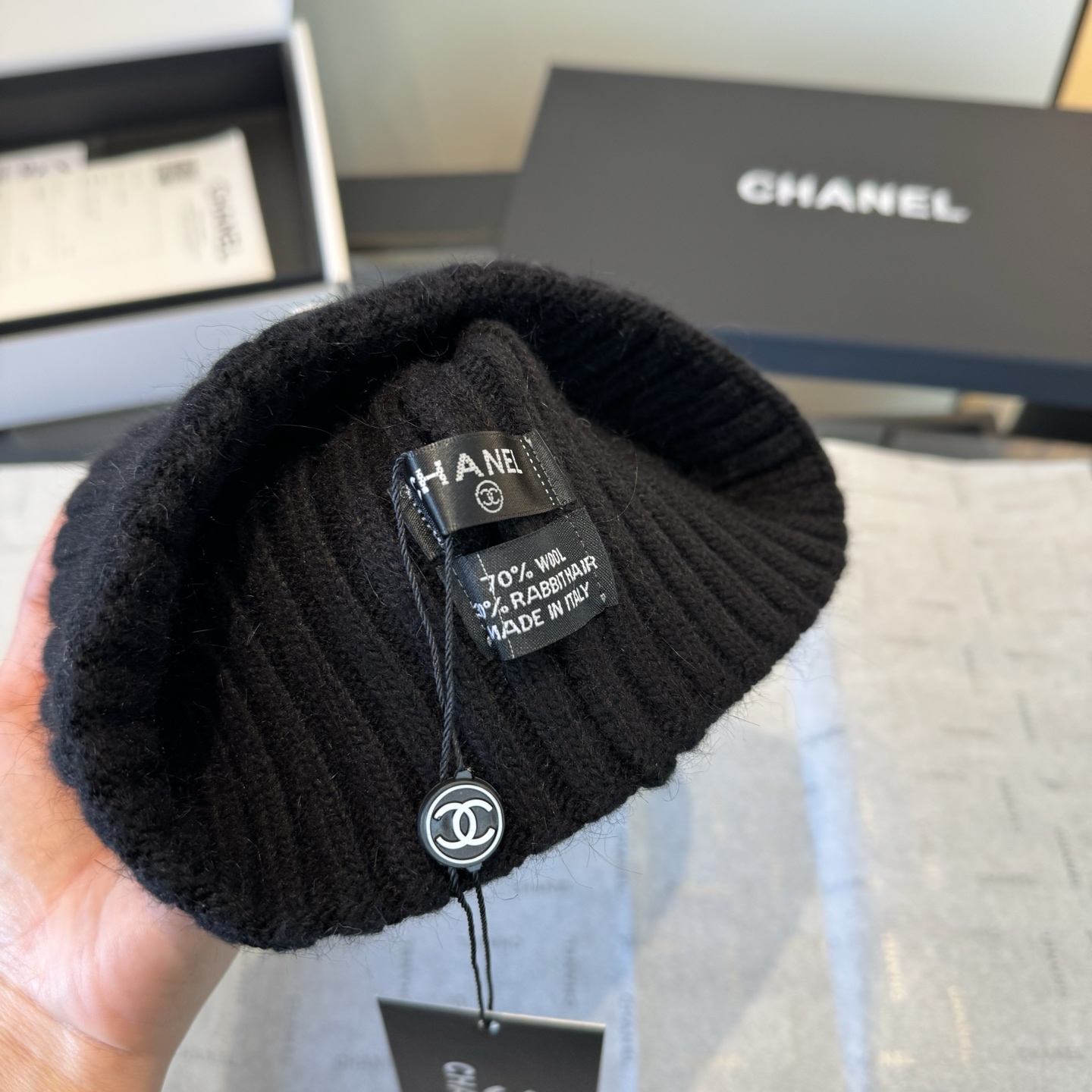 P Chanel香奈儿三件套装秋冬款70%羊毛,30%兔毛 高品质定制!这款必定是极简主义的最爱 干净,利索,时尚百搭 P Chanel香奈儿三件套装秋冬款70%羊毛,30%兔毛 高品质定制!这款必定是极简主义的最爱 干净,利索,时尚百搭