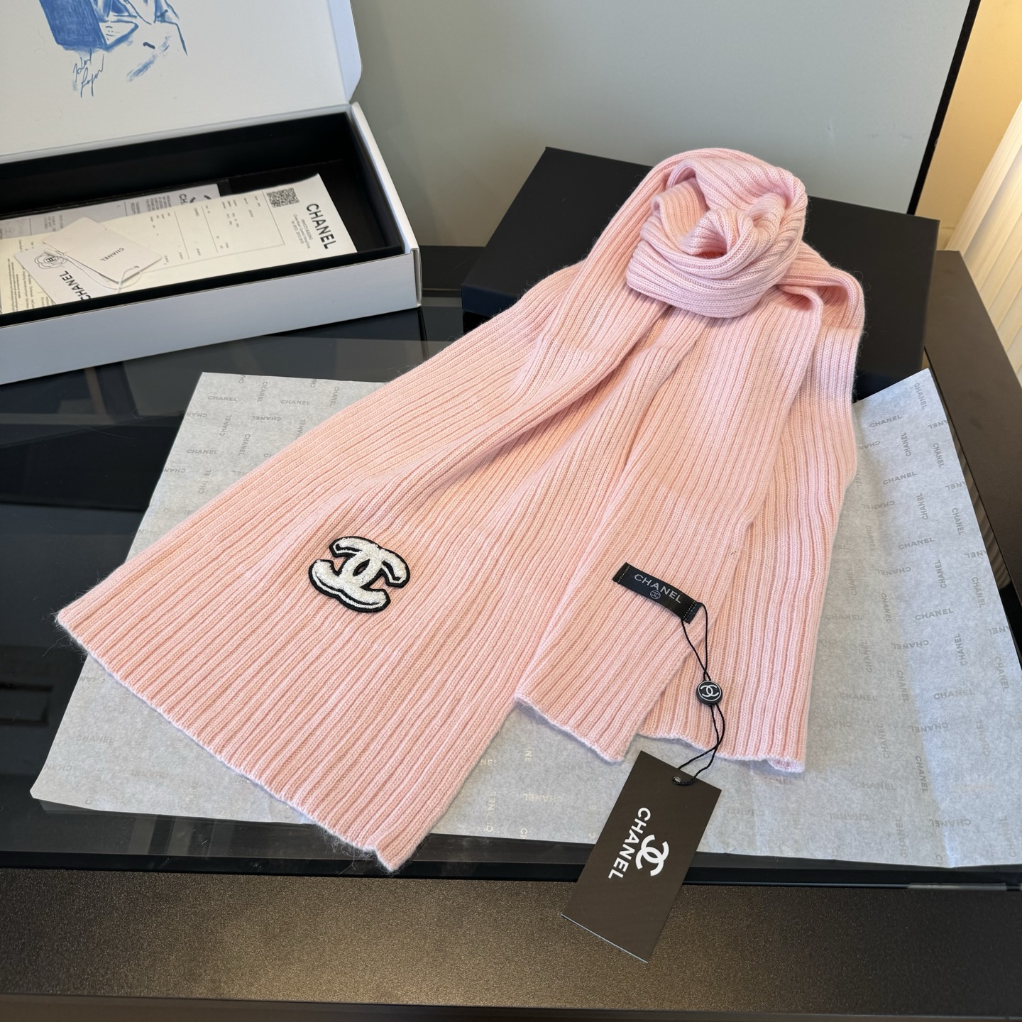 Chanel香奈儿三件套装秋冬款70%羊毛，30%兔毛 高品质定制！这款必定是极简主义的最爱 干净，利索，时尚百搭，绝对