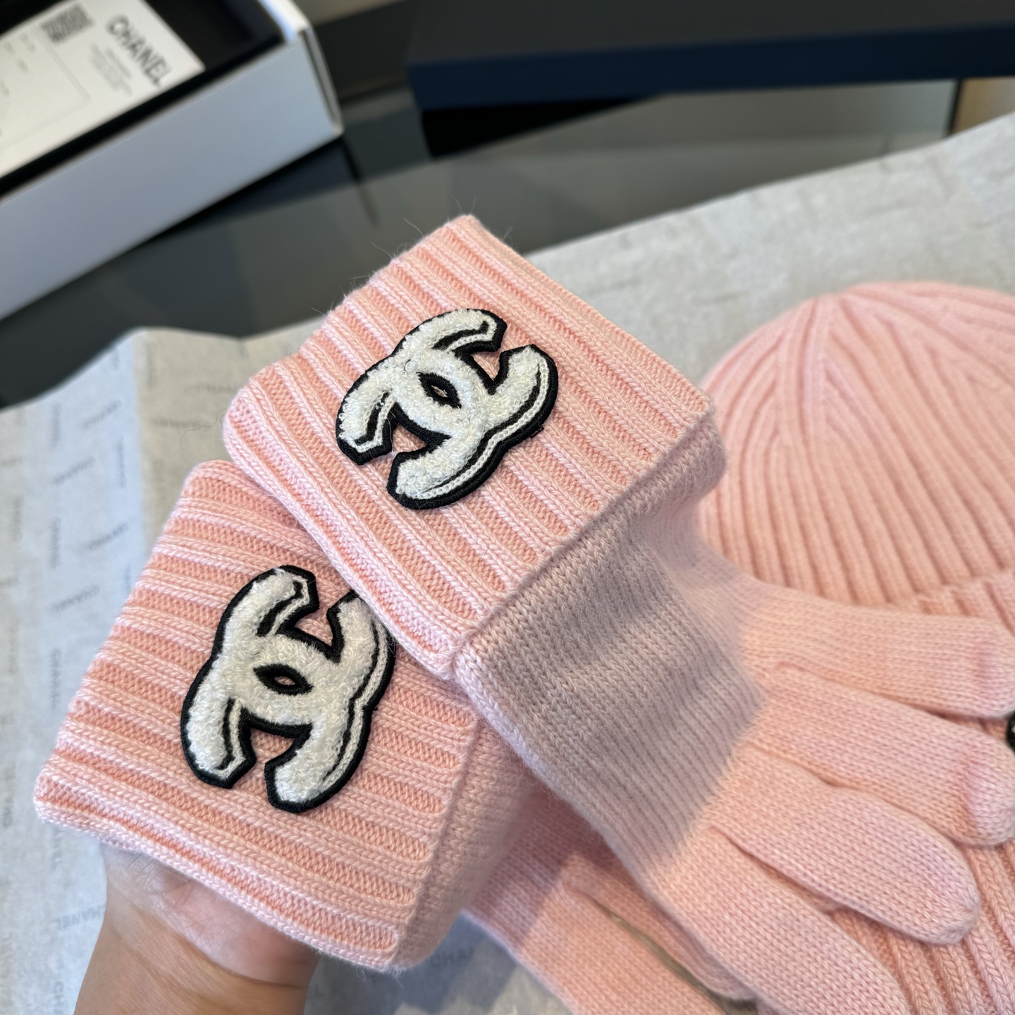 Chanel香奈儿三件套装秋冬款70%羊毛，30%兔毛 高品质定制！这款必定是极简主义的最爱 干净，利索，时尚百搭，绝对
