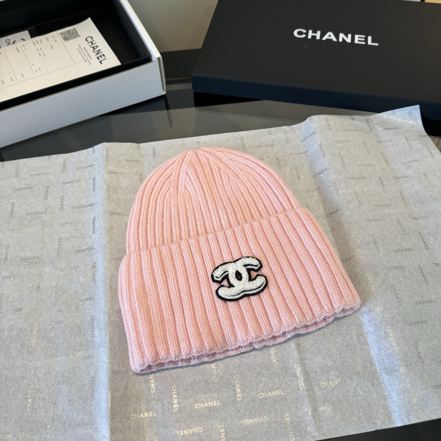 Chanel香奈儿三件套装秋冬款70%羊毛，30%兔毛 高品质定制！这款必定是极简主义的最爱 干净，利索，时尚百搭，绝对