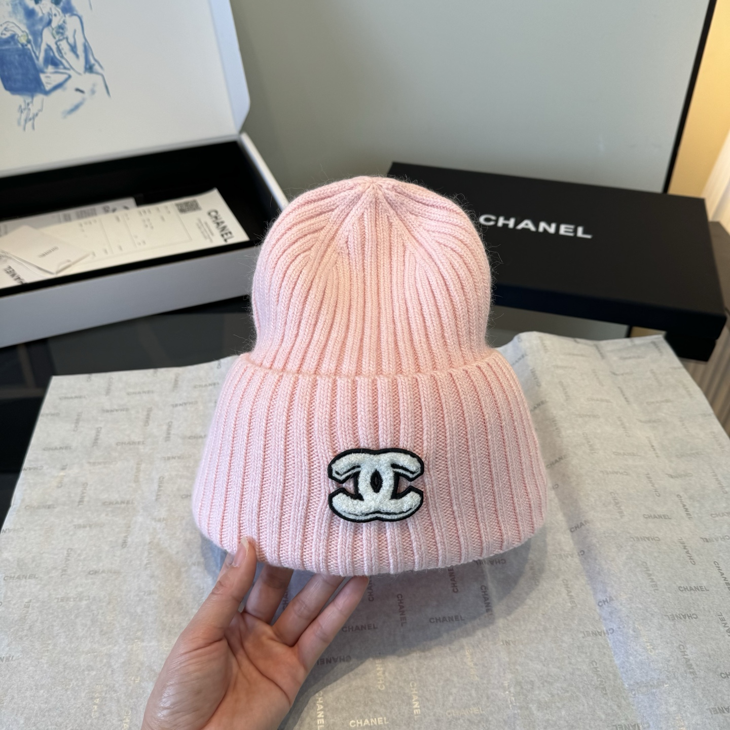 Chanel香奈儿三件套装秋冬款70%羊毛，30%兔毛 高品质定制！这款必定是极简主义的最爱 干净，利索，时尚百搭，绝对
