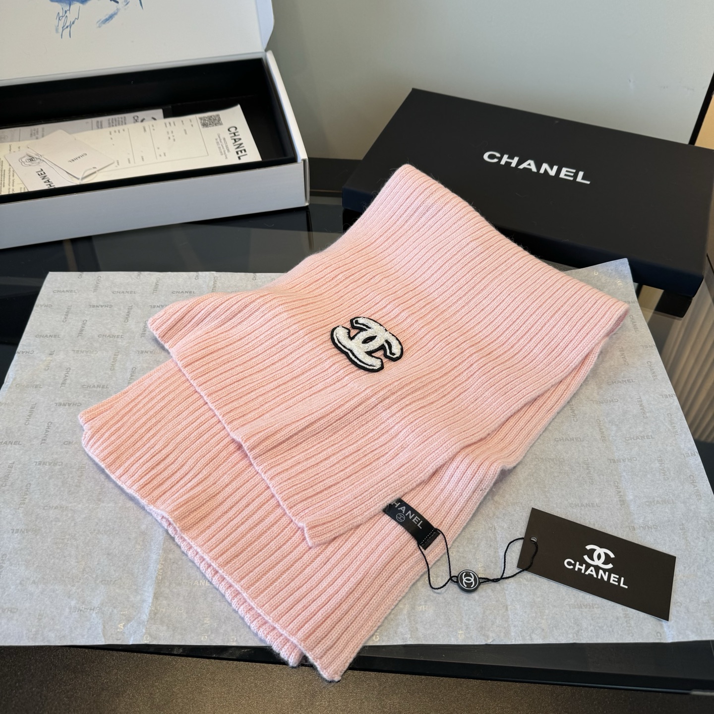 Chanel香奈儿三件套装秋冬款70%羊毛，30%兔毛 高品质定制！这款必定是极简主义的最爱 干净，利索，时尚百搭，绝对