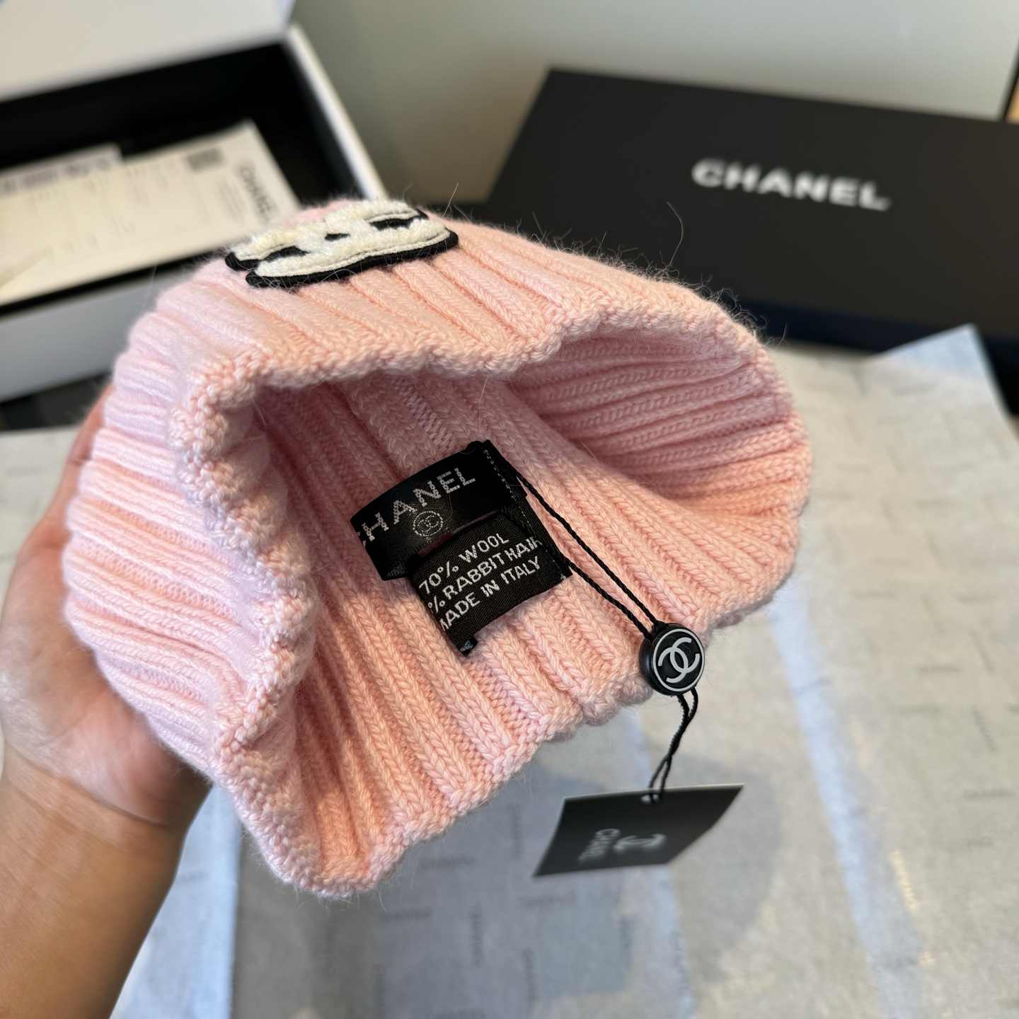 Chanel香奈儿三件套装秋冬款70%羊毛，30%兔毛 高品质定制！这款必定是极简主义的最爱 干净，利索，时尚百搭，绝对