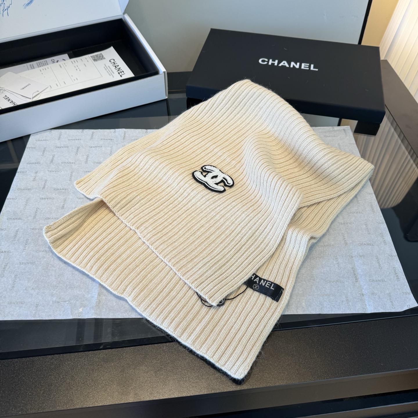 P  Chanel香奈儿三件套装秋冬款70%羊毛，30%兔毛 高品质定制！这款必定是极简主义的最爱 干净，利索，时尚百搭