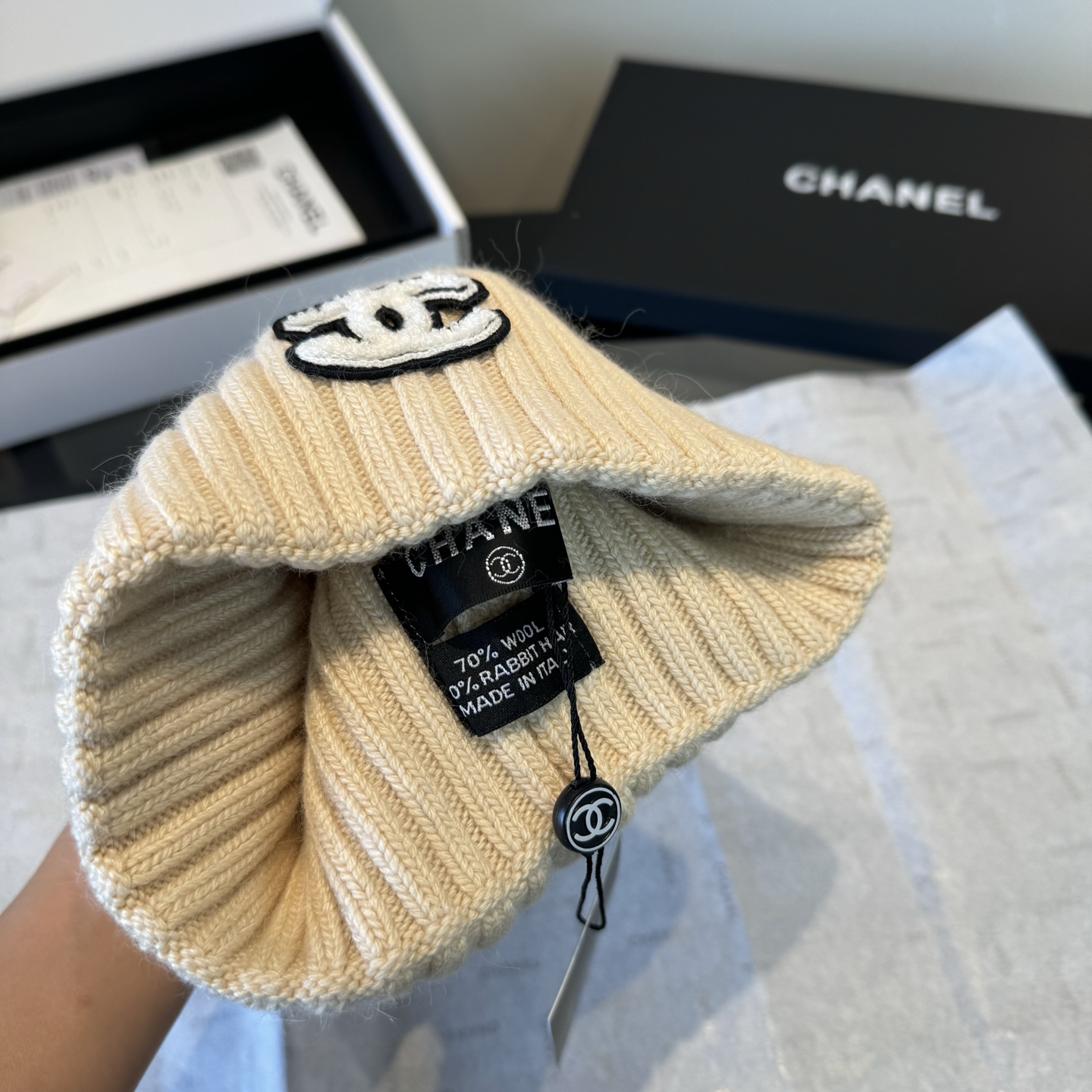 P  Chanel香奈儿三件套装秋冬款70%羊毛，30%兔毛 高品质定制！这款必定是极简主义的最爱 干净，利索，时尚百搭
