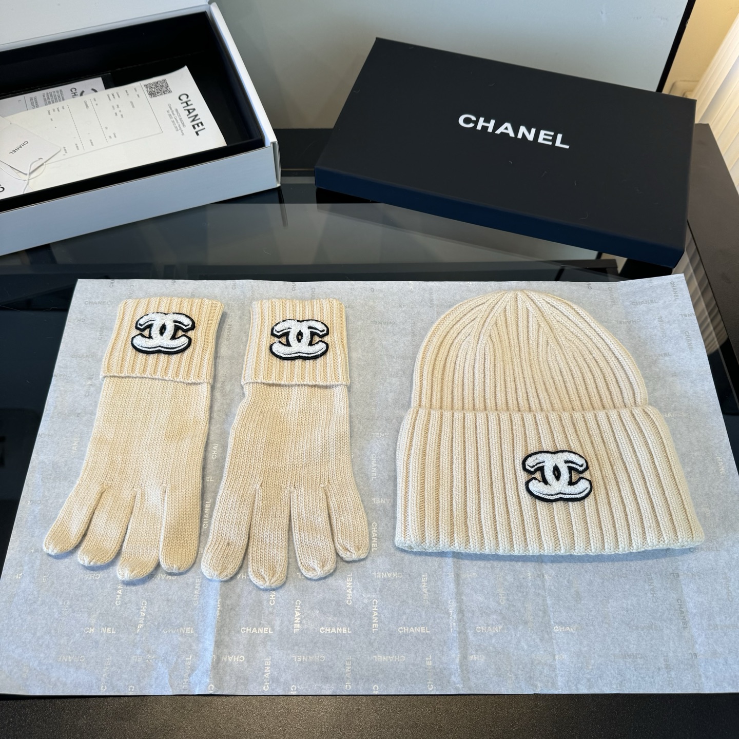 P  Chanel香奈儿三件套装秋冬款70%羊毛，30%兔毛 高品质定制！这款必定是极简主义的最爱 干净，利索，时尚百搭