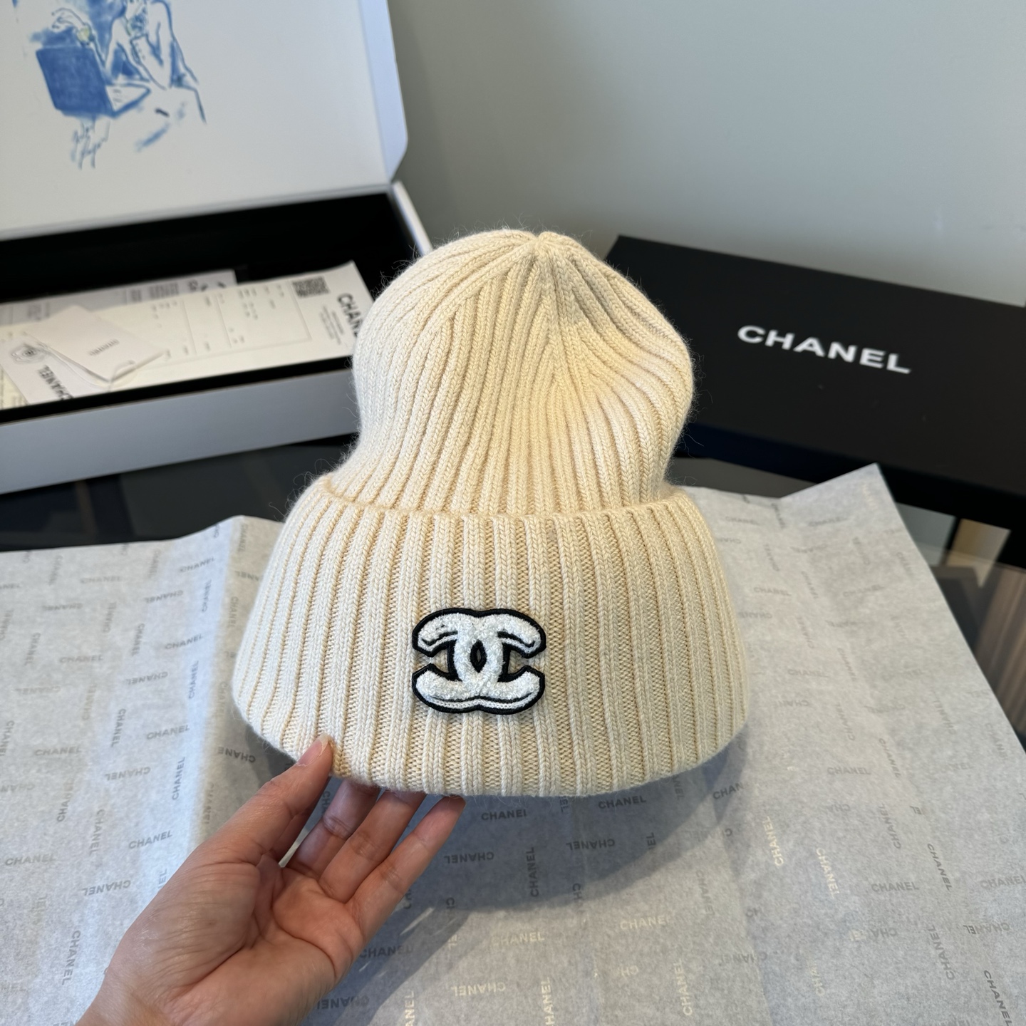 P  Chanel香奈儿三件套装秋冬款70%羊毛，30%兔毛 高品质定制！这款必定是极简主义的最爱 干净，利索，时尚百搭