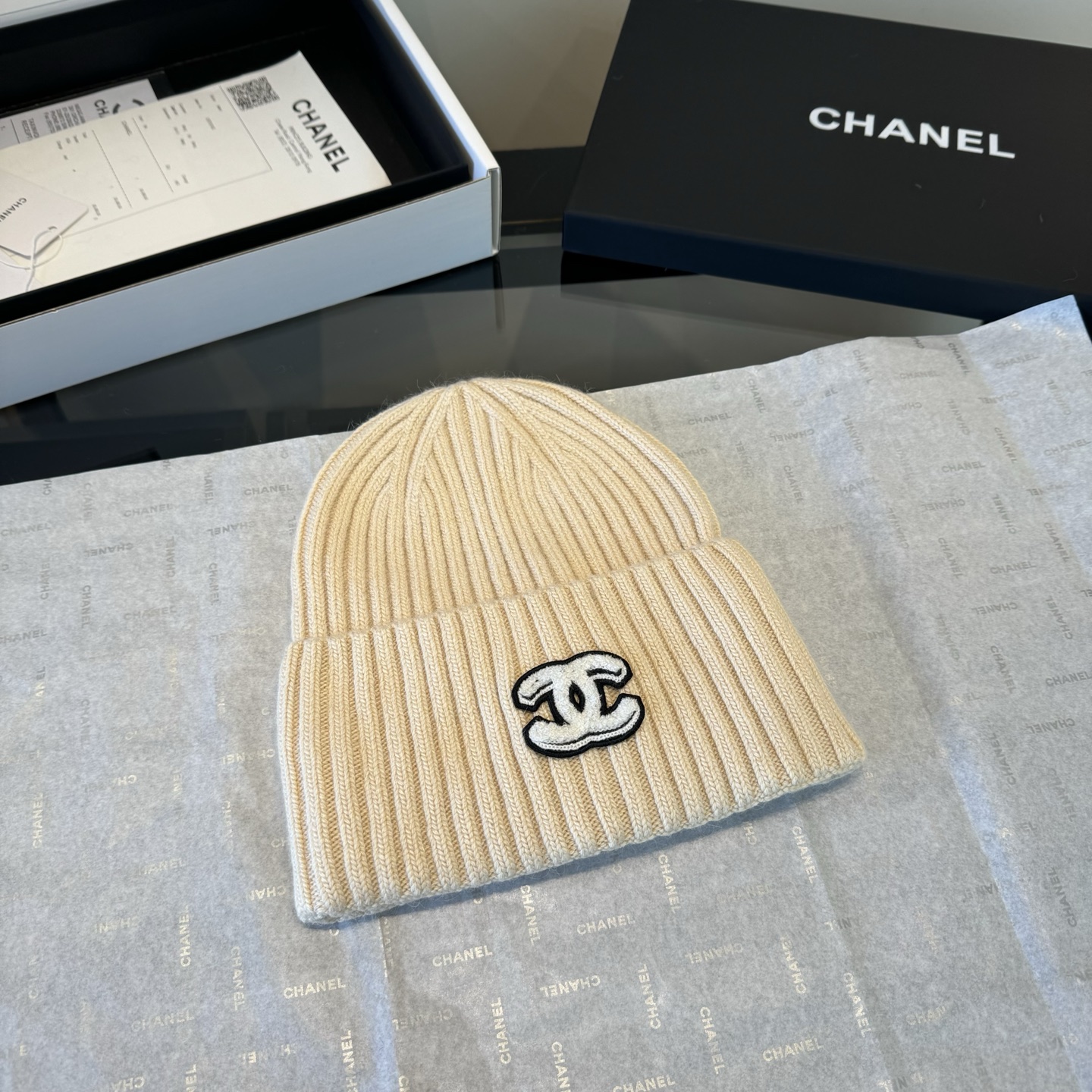 P  Chanel香奈儿三件套装秋冬款70%羊毛，30%兔毛 高品质定制！这款必定是极简主义的最爱 干净，利索，时尚百搭