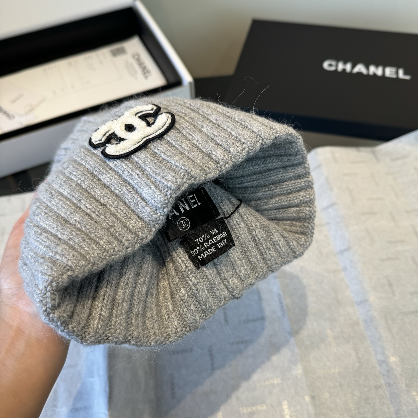 Chanel香奈儿三件套装秋冬款70%羊毛,30%兔毛 高品质定制!这款必定是极简主义的最爱 干净,利索,时尚百搭,绝对 Chanel香奈儿三件套装秋冬款70%羊毛,30%兔毛 高品质定制!这款必定是极简主义的最爱 干净,利索,时尚百搭,绝对