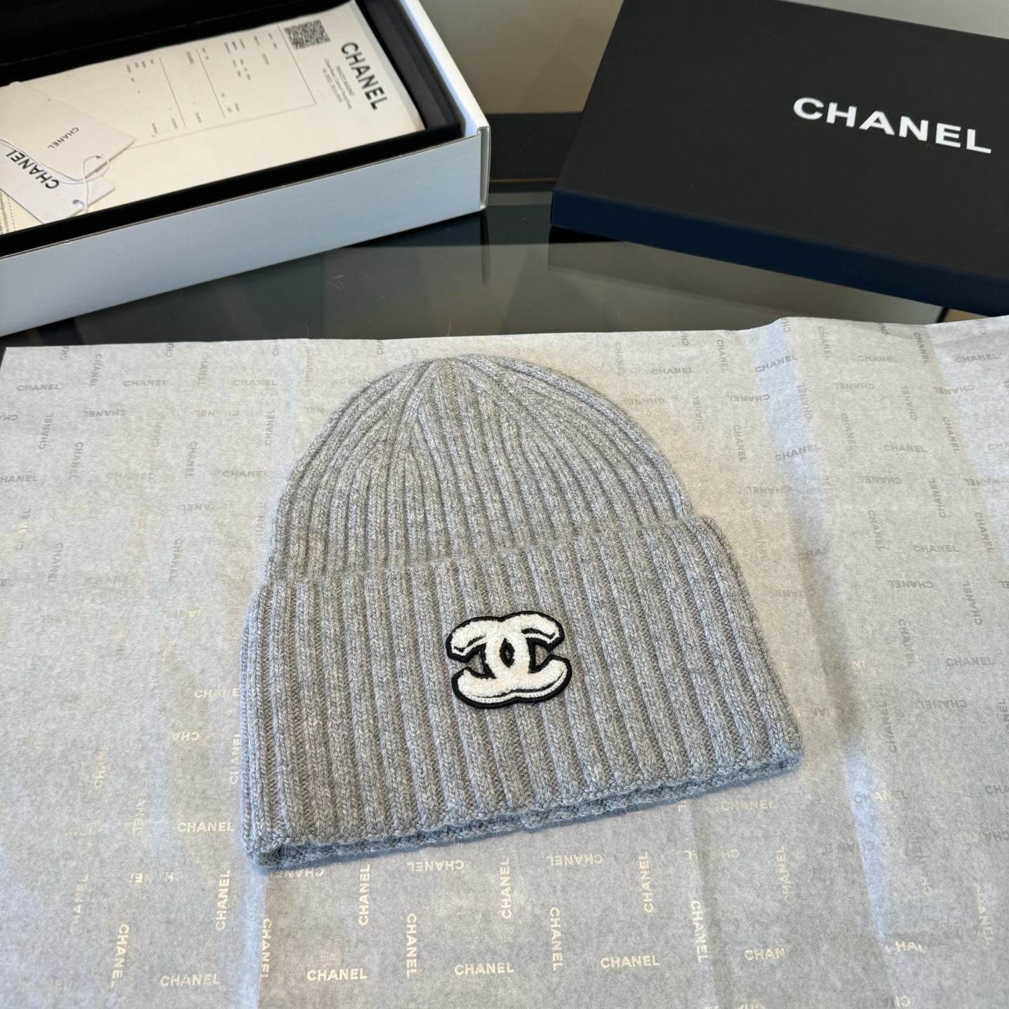 Chanel香奈儿三件套装秋冬款70%羊毛,30%兔毛 高品质定制!这款必定是极简主义的最爱 干净,利索,时尚百搭,绝对 Chanel香奈儿三件套装秋冬款70%羊毛,30%兔毛 高品质定制!这款必定是极简主义的最爱 干净,利索,时尚百搭,绝对