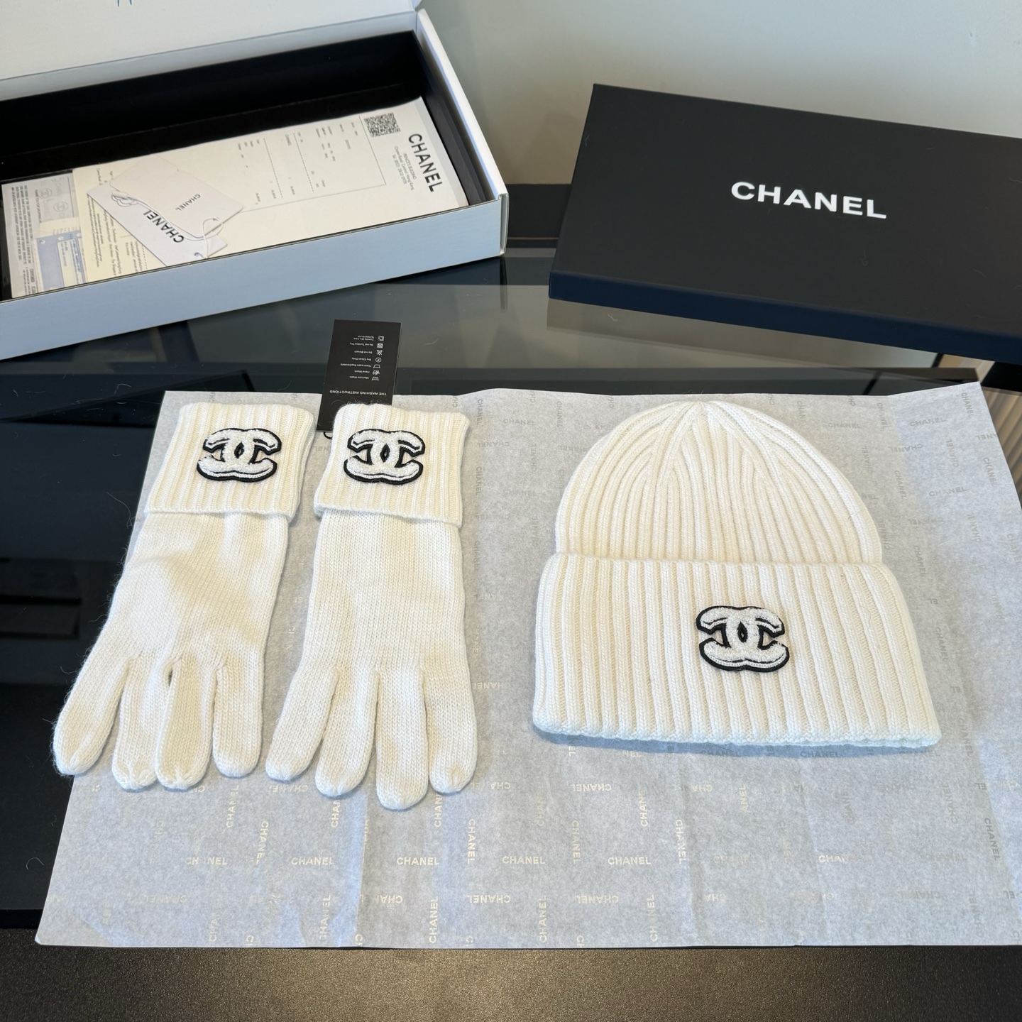 Chanel香奈儿三件套装秋冬款70%羊毛,30%兔毛 高品质定制!这款必定是极简主义的最爱 干净,利索,时尚百搭,绝对 Chanel香奈儿三件套装秋冬款70%羊毛,30%兔毛 高品质定制!这款必定是极简主义的最爱 干净,利索,时尚百搭,绝对