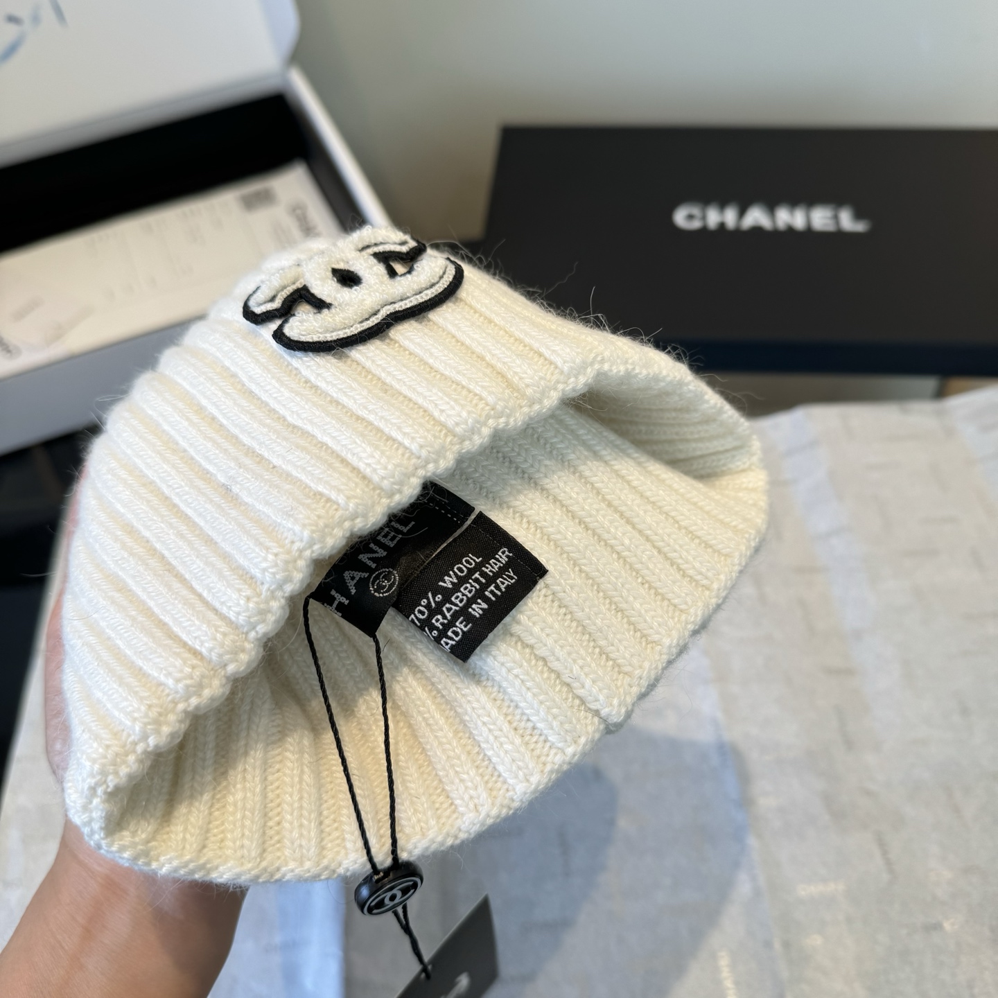 Chanel香奈儿三件套装秋冬款70%羊毛,30%兔毛 高品质定制!这款必定是极简主义的最爱 干净,利索,时尚百搭,绝对 Chanel香奈儿三件套装秋冬款70%羊毛,30%兔毛 高品质定制!这款必定是极简主义的最爱 干净,利索,时尚百搭,绝对