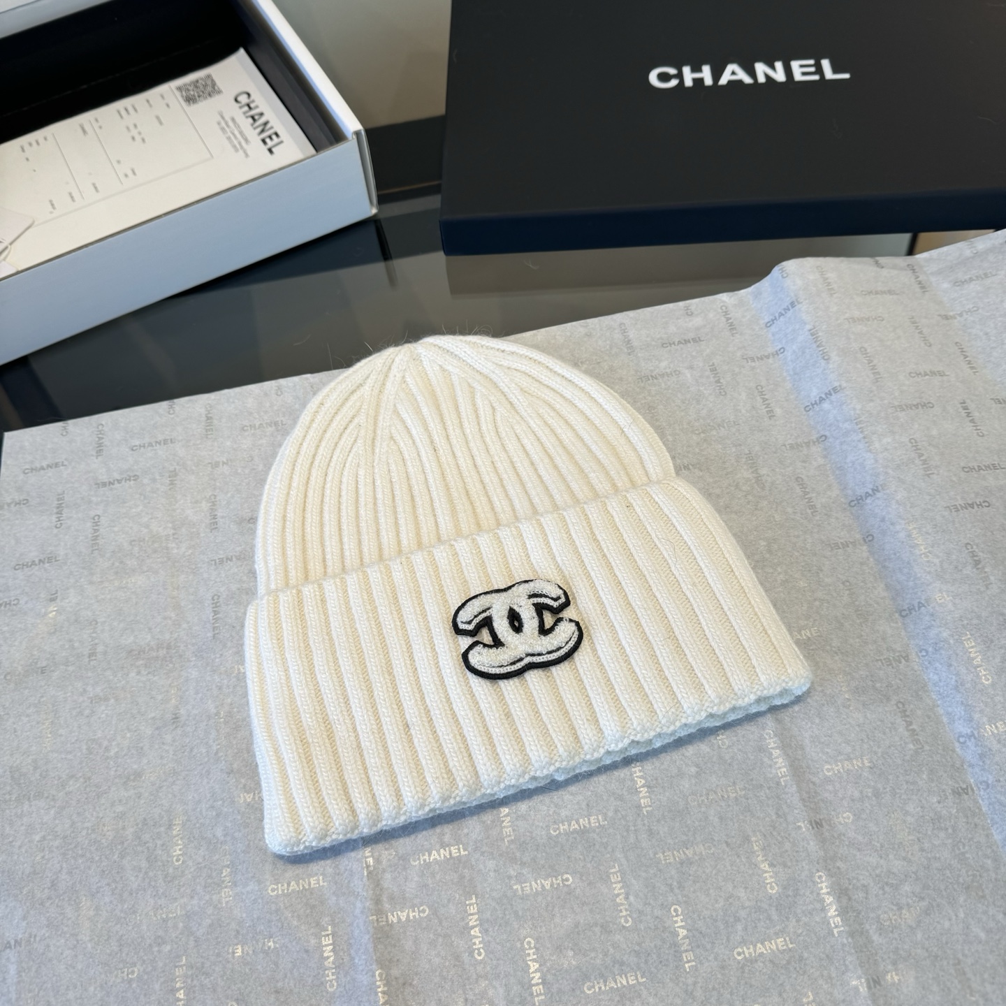Chanel香奈儿三件套装秋冬款70%羊毛,30%兔毛 高品质定制!这款必定是极简主义的最爱 干净,利索,时尚百搭,绝对 Chanel香奈儿三件套装秋冬款70%羊毛,30%兔毛 高品质定制!这款必定是极简主义的最爱 干净,利索,时尚百搭,绝对