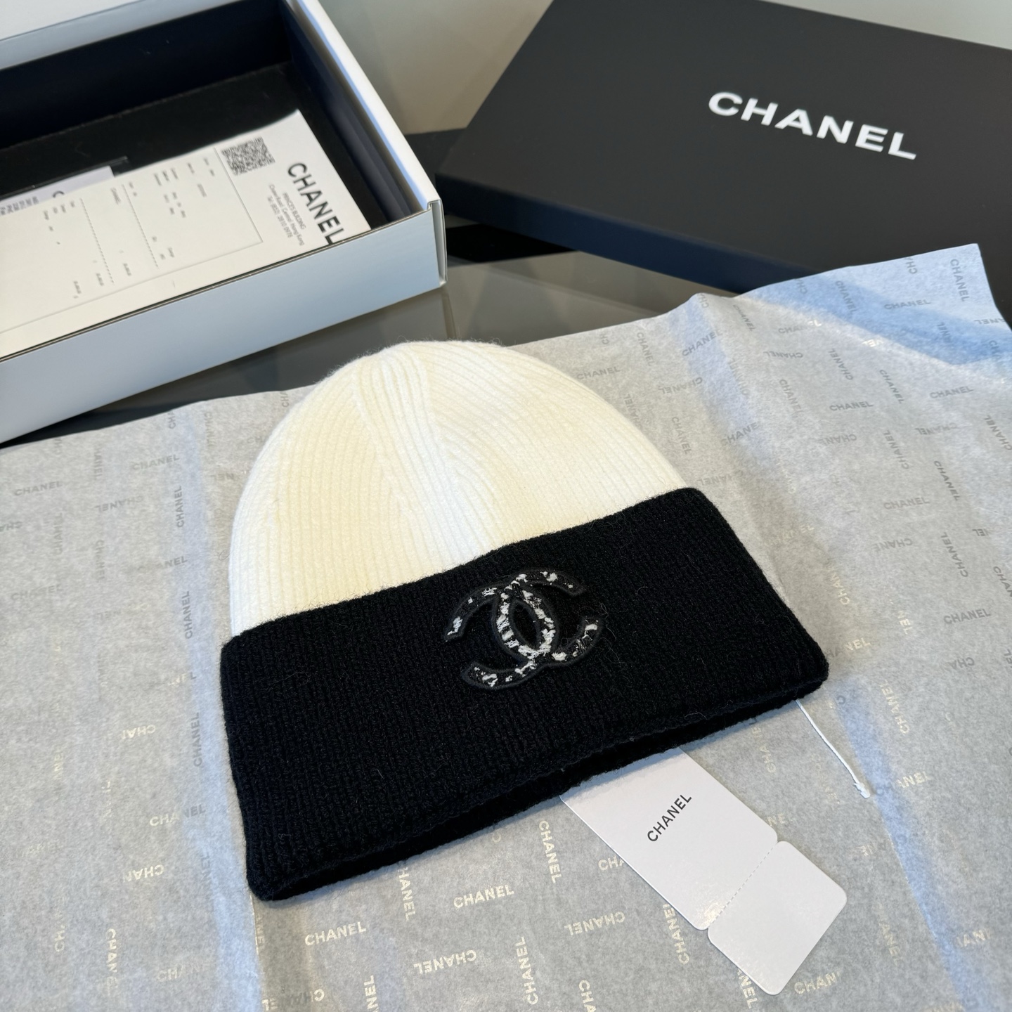 NO:587735,Chanel Chanel's new color-blocked woolen hat, fisherman's hat, baseball cap, knitted hat, hat, chanel, chanel, espadrilles, hats19860909Chanel香奈儿新款拼色毛线帽帽子渔夫帽棒球帽针织帽,帽子,chanel,chanel,espadrilles,hats,hat