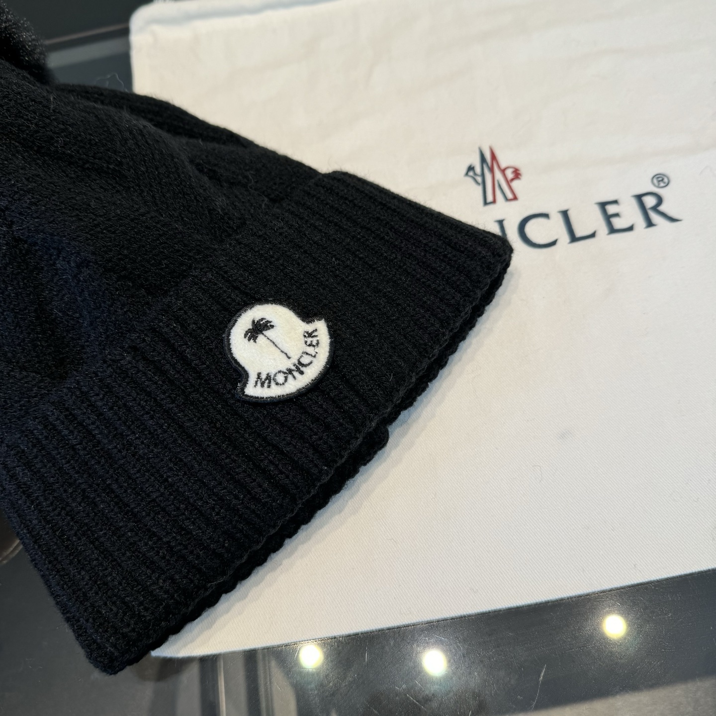 🌾蒙口针织帽MONCLER毛线帽👍质量非常柔软舒服，保暖又时尚，简约大气，百搭款！