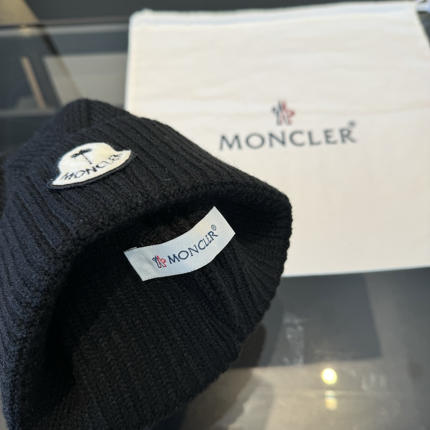 🌾蒙口针织帽MONCLER毛线帽👍质量非常柔软舒服，保暖又时尚，简约大气，百搭款！