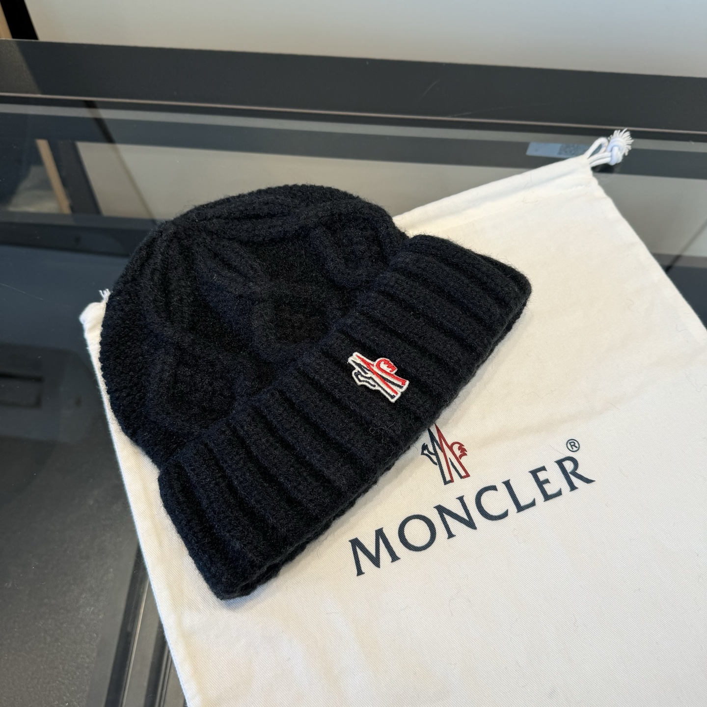 NO:587688,The MONCLER woolen hat is very soft and comfortable, warm and fashionable, simple and elegant, and versatile!  Hats bucket hat, baseball cap, knitted hat, hat, Moncler, espadrilles, hats19860909蒙口针织帽MONCLER毛线帽质量非常柔软舒服,保暖又时尚,简约大气,百搭款！帽子渔夫帽棒球帽针织帽,帽子,Moncler,espadrilles,hats,hat