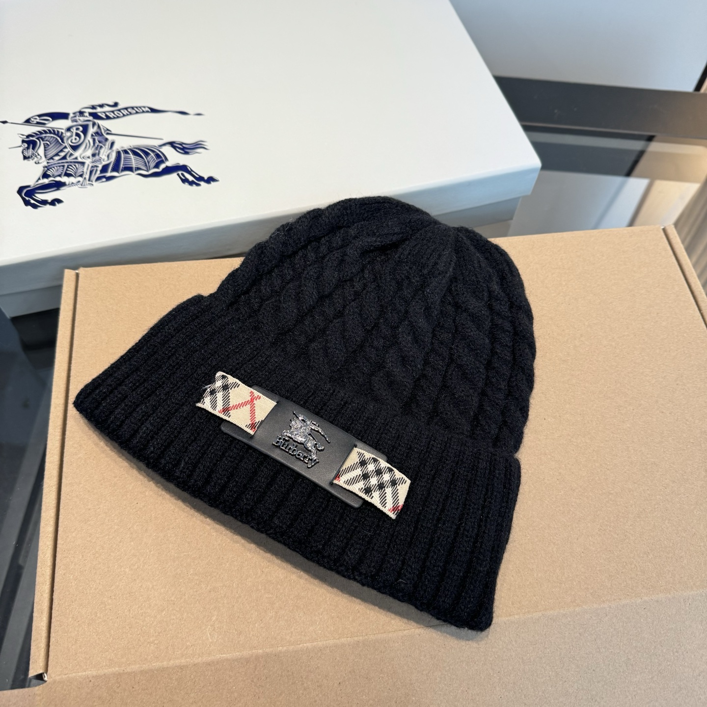 NO:587744,Burberry's new knitted woolen hat, running style hat, fisherman hat, baseball cap, knitted hat, hat, burberry, espadrilles, hats19860909巴宝莉新款针织毛线帽,跑量款帽子渔夫帽棒球帽针织帽,帽子,burberry,espadrilles,hats,hat