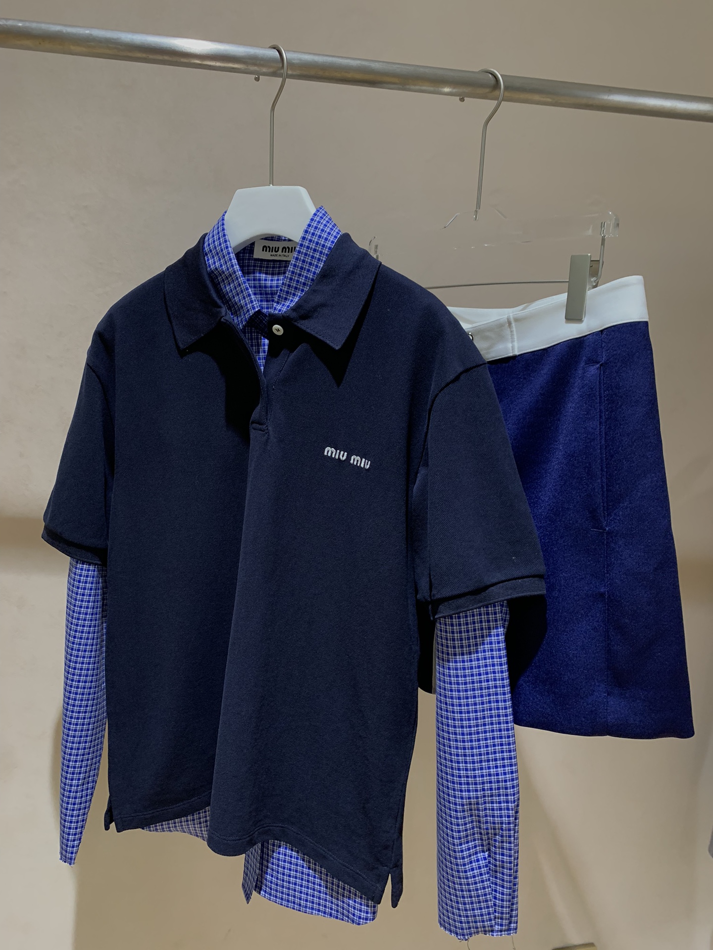 华丽登场！Miu走秀款！2024年全新百慕大中裤，独特的宝蓝色缎面与白色撞色相得益彰，走秀款设计彰显时尚品味。叠搭polo或衬衣的元素，轻松打造出时髦知识分子的风格。