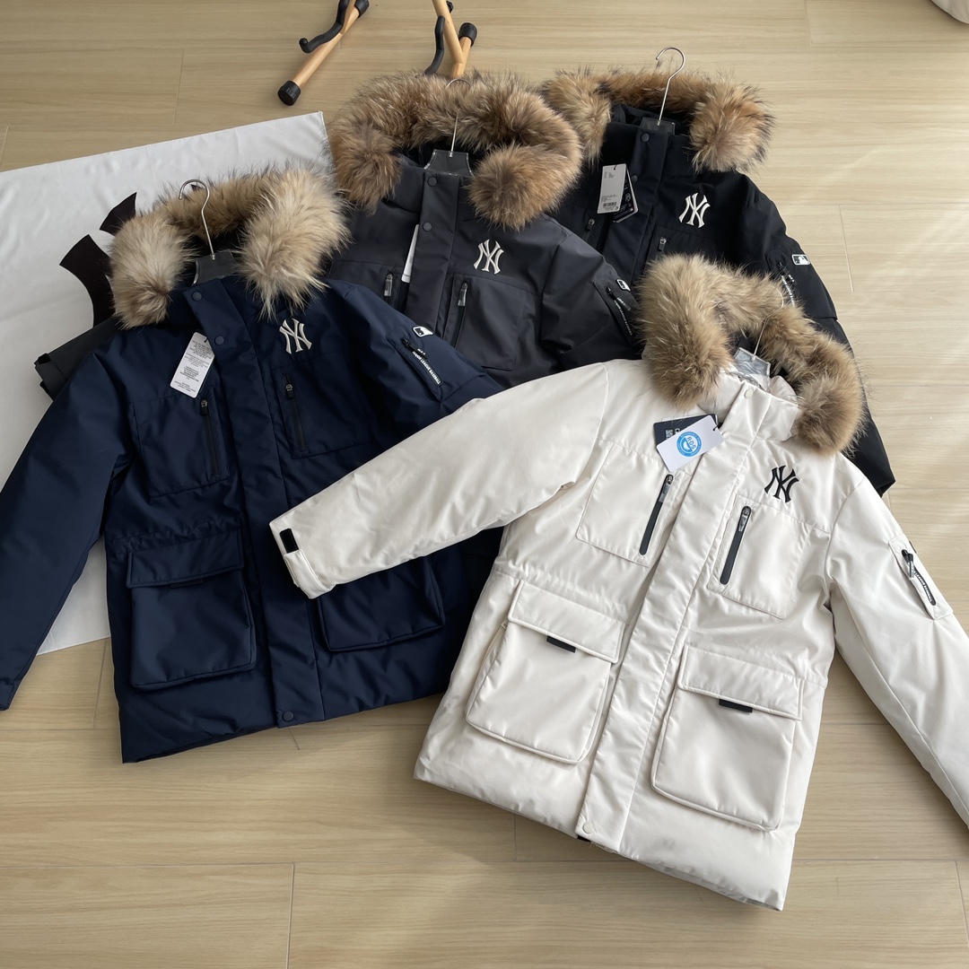 💰700.00 Quality Working Down Jacket🆕🖤Zhang Linghe’s same style MLB / Yankees Warm NO.1 Four-color Windproof Warm Top Outdoor Style Official Men and Women Thickened Working Style True Hair Collar Down Jacket 24 Winter NY Counter Drunk New Style Men and Women Couples Same Medium-Length Goose Velvet The down jacket has a Hong Kong style jacket, and the official website priced at 4219.00 meters. The unique solid color has a retro three-dimensional feeling: NY embroidery on the chest! ! The entire down jacket shows a strong aura, making the overall look very high-end and elegant: both men and women can control it: the clothes are eye-catching on the chestⅠogo is definitely not an ordinary offset logo! All are customized logos! High-end, elegant and upscale! With the return of fashion trend:: Simple and casual mid-length down jackets, fashionable items that are comfortable, stylish and generous, bring you the experience of wearing, which is absolutely super comfortable: without losing the trendy personality: comfortable and warm on the upper body, making you feel comfortable and warm It’s no longer difficult to go out with a relaxed and handsome look. This down jacket uses a double-layer anti-floe inner liner design, which has super windproof performance and will keep warm in winter! The filling is made of top-notch goose down! It is extremely fluffy, and it is no problem to wear it at least ten degrees below zero! The hat and fur collar are both removable, which can better reflect the humanized design! All figures can be easily controlled! The style is classic and out of date, warm and practical, and it is versatile! Highly recommended! Color: Black Navy Gray White Size: S-XXLS Clothes 75.5 Shoulder width 50 Bust 119M Clothes 78.5 Shoulder width 52 Bust 124L Clothes Length 81.5 Shoulder width 54 Bust 129XL Clothes Length 84.5 Shoulder width 56 Bust 134XXL Clothes Length 87.5 Shoulder width 58 Bust 139