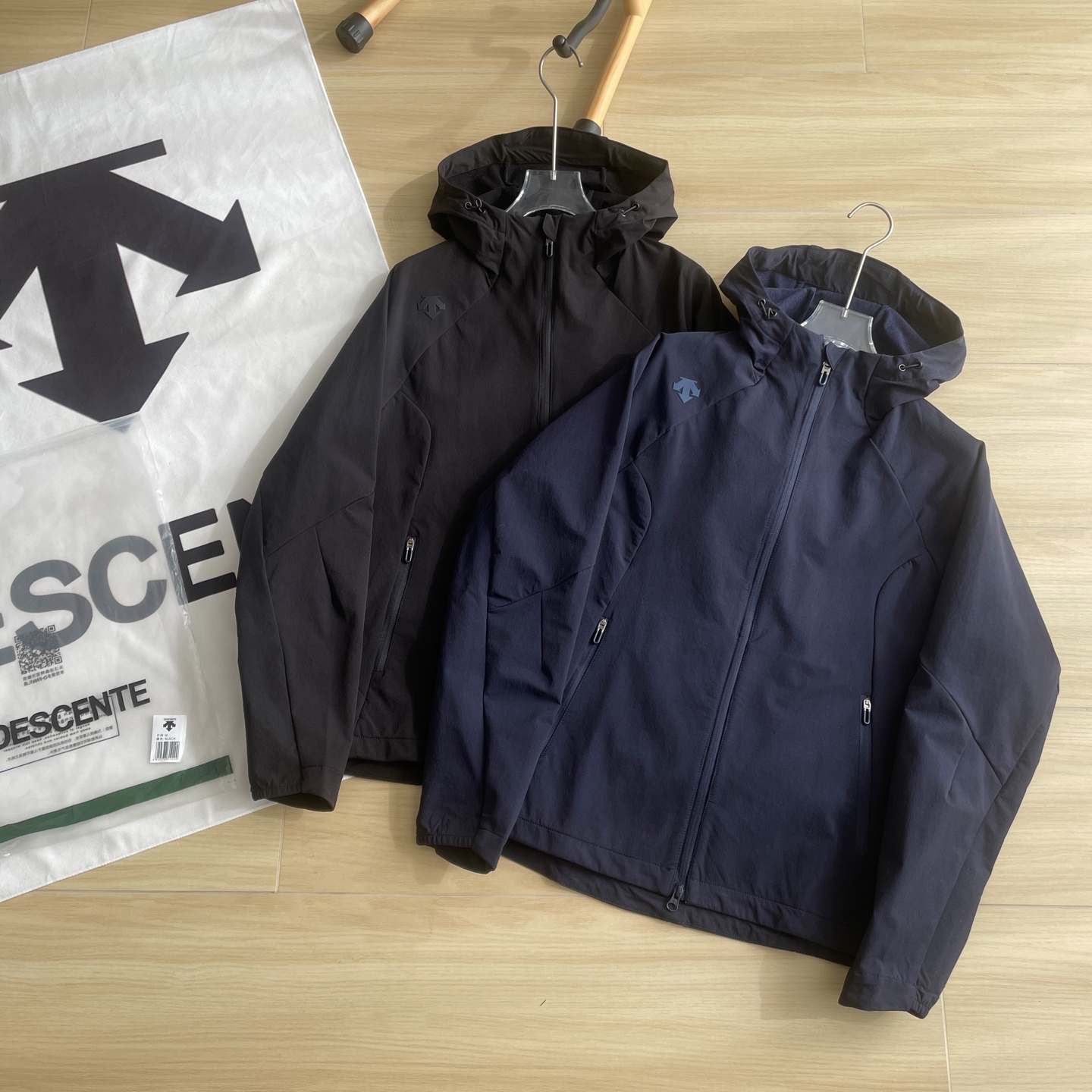 Main picture🖤💰280.00 spring jacket🆕🖤DESCENTE / 25-year classic versatile spring🍂 Two-color low-key light luxury top outdoor hooded sports and casual woven jacket fabric: woven outdoor black technology four-sided 💥💥 💥Popular Recommended 24 Spring New Product Exclusive Customized DESCENTE Outdoor Hooded Sports Lightweight Jacket is made of FortiusM20 fabric windproof, waterproof, breathable, and wear-resistant. Lightweight and breathable woven hooded sports jacket, paired with ACtve sports cutting, its splicing and tailoring and elasticity are combined, the upper body has three-dimensional and crisp style, soft and comfortable to wear, fit the body, can be worn in sports or daily life, and is suitable for many occasions ! 💥💥💥woven fabric + lightweight and waterproof elastic, hot products are booked in 3 colors, everything is so perfect, it is a good choice for your outdoor commuting! Its charm is lightness and convenience. It has a fully customized customer-supplied fabric. The upper body is very handsome, and the brand logo on the shoulders is undoubtedly highlighted! Classic and sincere value model. Ingenious design, three-dimensional tailoring, comfortable upper body, and the fabric is well breathable and can discharge excess heat and sweat generated during exercise! More breathable! The style is unique and easy to match, with a draped feel, good color fastness, no shrinkage, no deformation, and a crisp and stylish dress! You deserve it! ! ! Color: Classic Black and Navy Blue Size: M – XXXL Mt Lt XLt 2XLt3XLt Length 64 65.5 67 68.5 68.5 Bust 105 109 113 117 121 Hem 51t 53 55t 57t 59 tSleeve length 75t 76 77t 78t79tCuff11t11.5t 12t 12.5 13