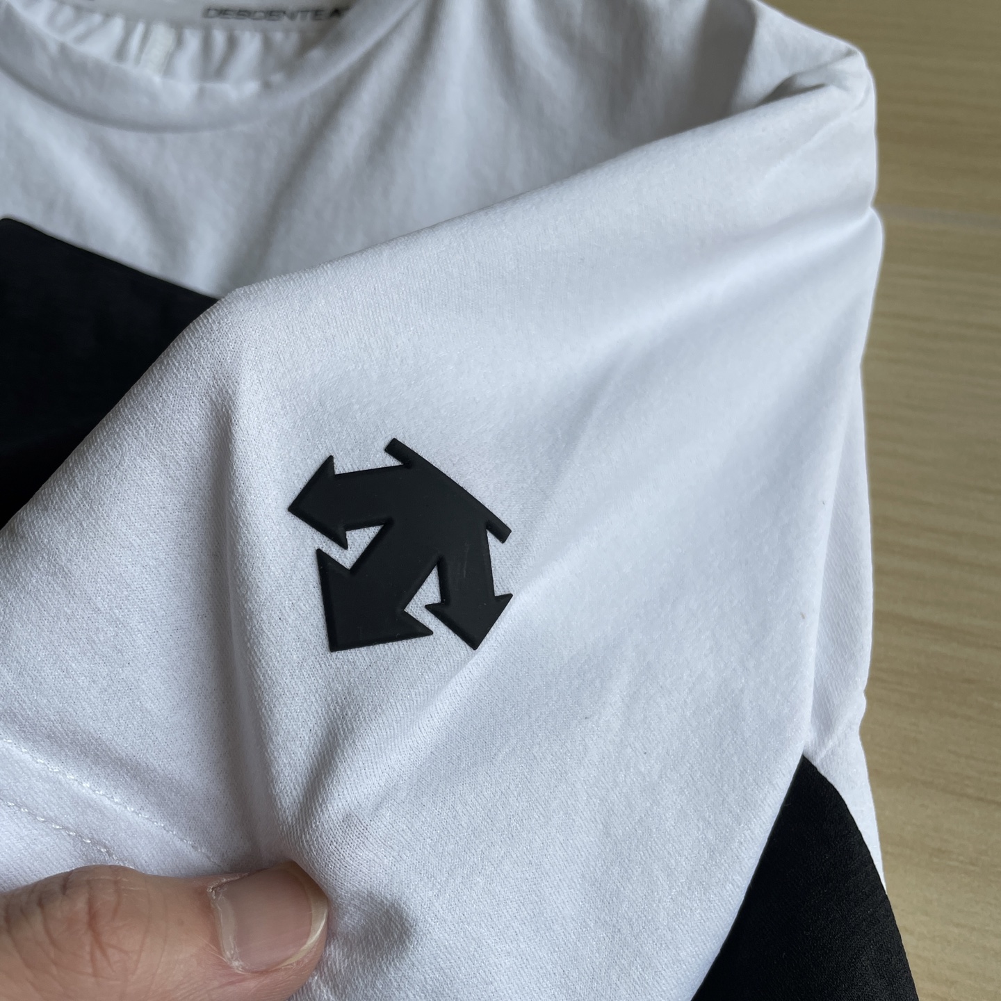 🖤细节图
柜子同款🆕🖤DESCENTE / 迪桑特25年夏季双色运动健身科技银离子面料TOUGH亲肤吸湿