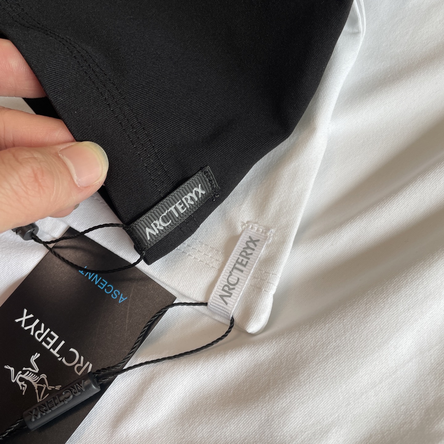 🖤模特+细节图
官网新款🆕🖤ARC'TERYX / 始祖鸟 男女款KRAGG SL 爽棉面料-模糊鸟标短