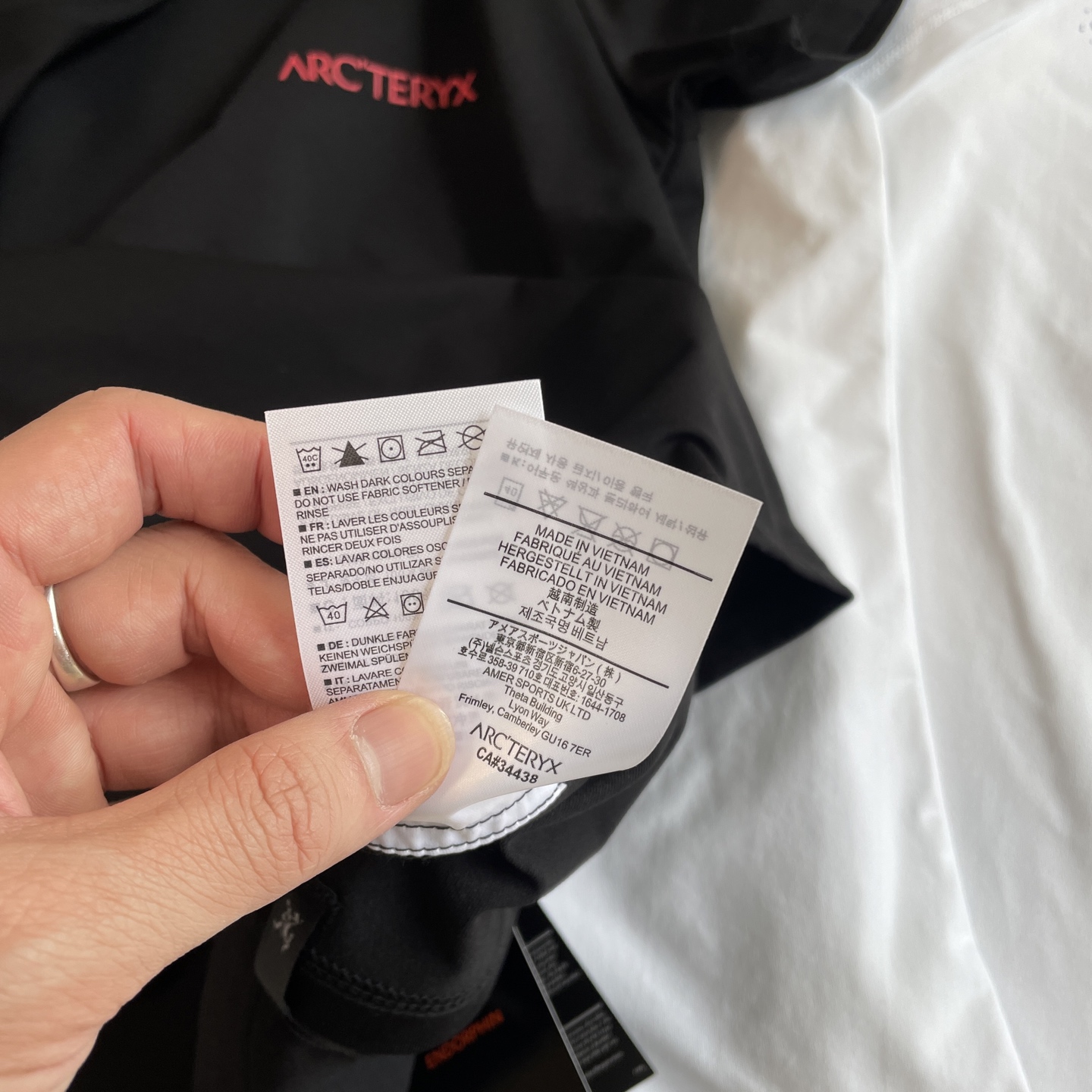🖤模特+细节图
官网新款🆕🖤ARC'TERYX / 始祖鸟 男女款KRAGG SL 爽棉面料-模糊鸟标短