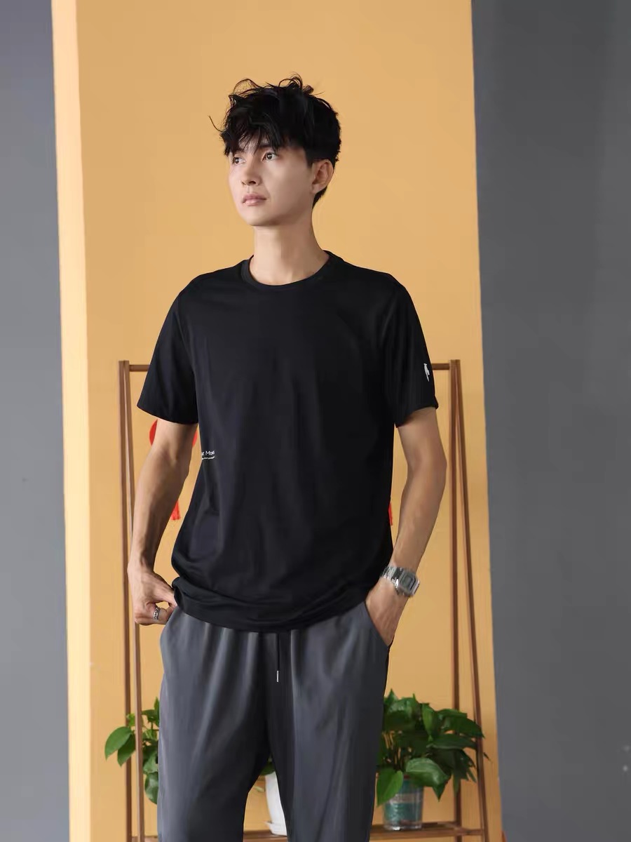 🖤模特图
柜子同款🆕🖤DESCENTE / 迪桑特25年夏季双色运动健身科技银离子面料TOUGH亲肤吸湿