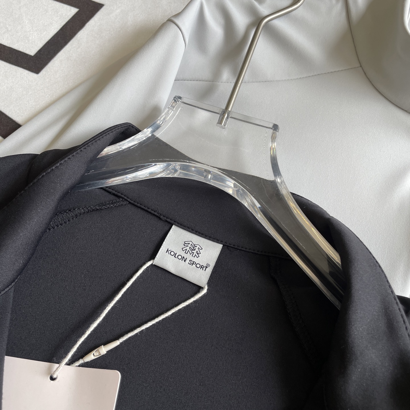 🖤细节图
品质速干🆕🖤KOLON/可隆 两色顶级户外立领半拉链运动速干长袖上衣
锦纶+氨纶混纺面料，厚薄
