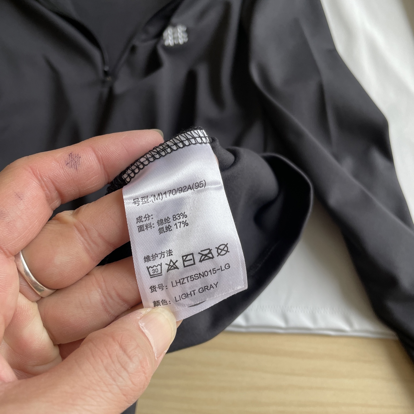 🖤细节图
品质速干🆕🖤KOLON/可隆 两色顶级户外立领半拉链运动速干长袖上衣
锦纶+氨纶混纺面料，厚薄