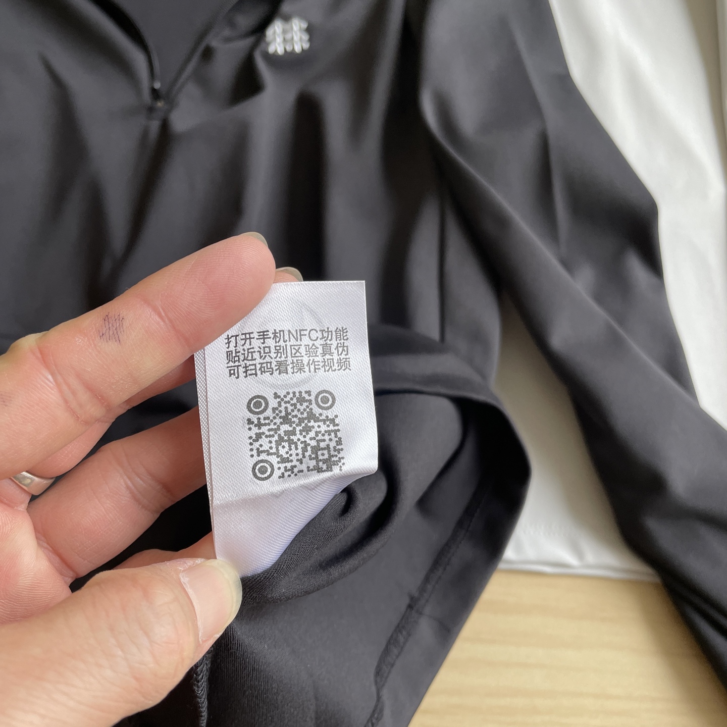 🖤细节图
品质速干🆕🖤KOLON/可隆 两色顶级户外立领半拉链运动速干长袖上衣
锦纶+氨纶混纺面料，厚薄