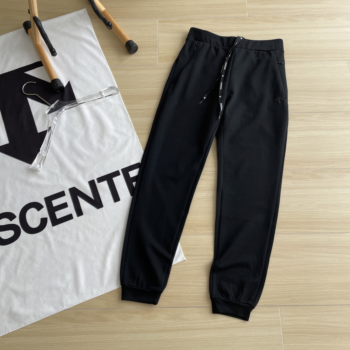 🖤主图
女款长裤🆕🖤DESCENTE /迪桑特25年新款女款休闲运动裤束腿小脚裤专柜新款长裤
DST空气
