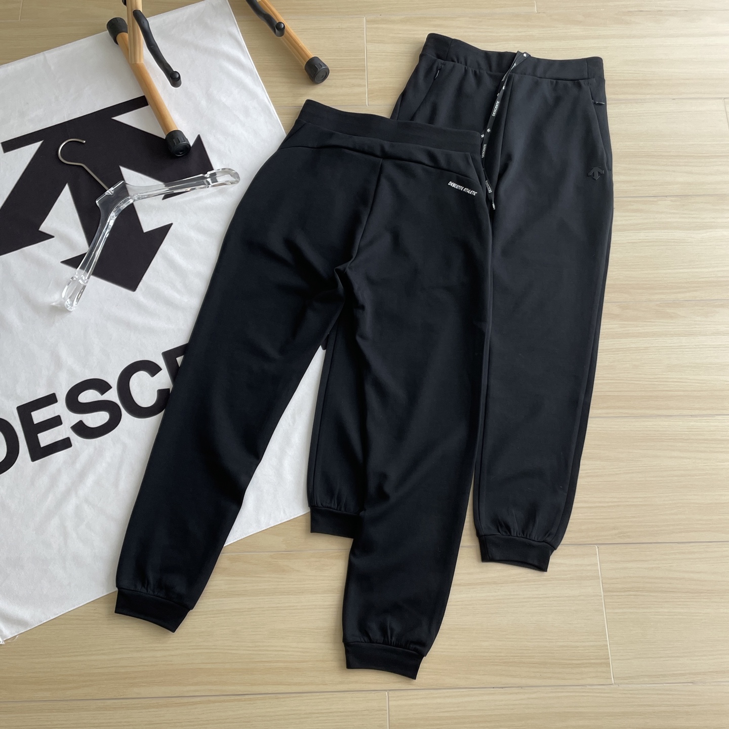 🖤主图
女款长裤🆕🖤DESCENTE /迪桑特25年新款女款休闲运动裤束腿小脚裤专柜新款长裤
DST空气