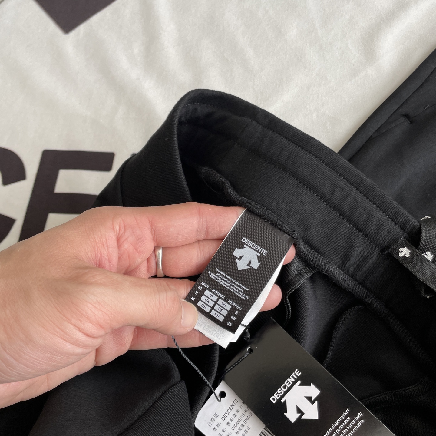 🖤细节图
女款长裤🆕🖤DESCENTE /迪桑特25年新款女款休闲运动裤束腿小脚裤专柜新款长裤
DST空