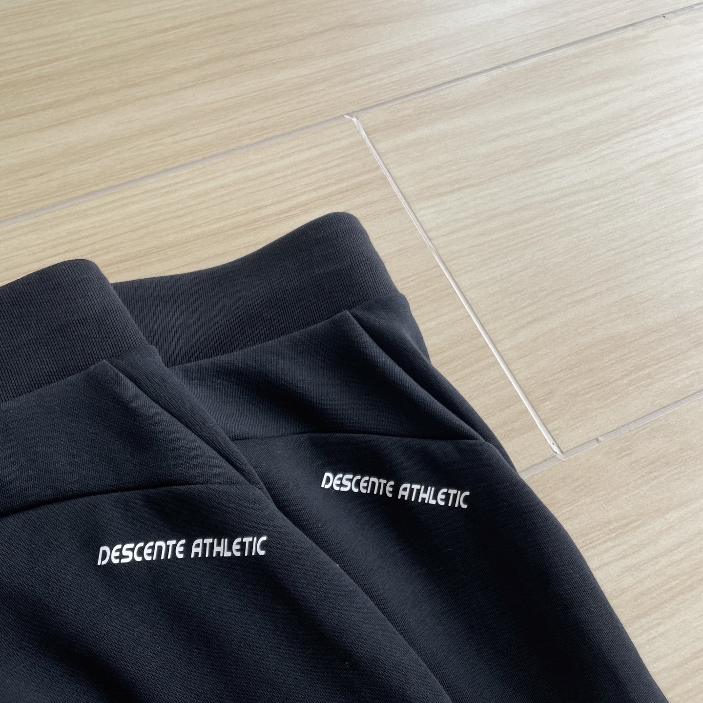 🖤细节图
女款长裤🆕🖤DESCENTE /迪桑特25年新款女款休闲运动裤束腿小脚裤专柜新款长裤
DST空