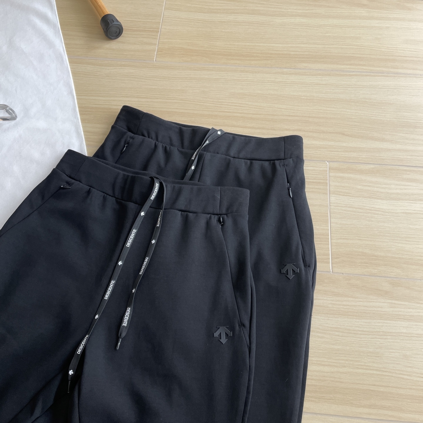 🖤细节图
女款长裤🆕🖤DESCENTE /迪桑特25年新款女款休闲运动裤束腿小脚裤专柜新款长裤
DST空