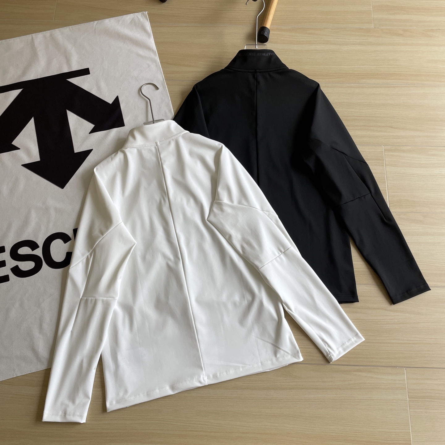 🖤主图
速干系列🆕🖤DESCENTE / 迪桑特25年春季新品同色硅胶立体⬇️印花半拉链速干卫衣长袖 上