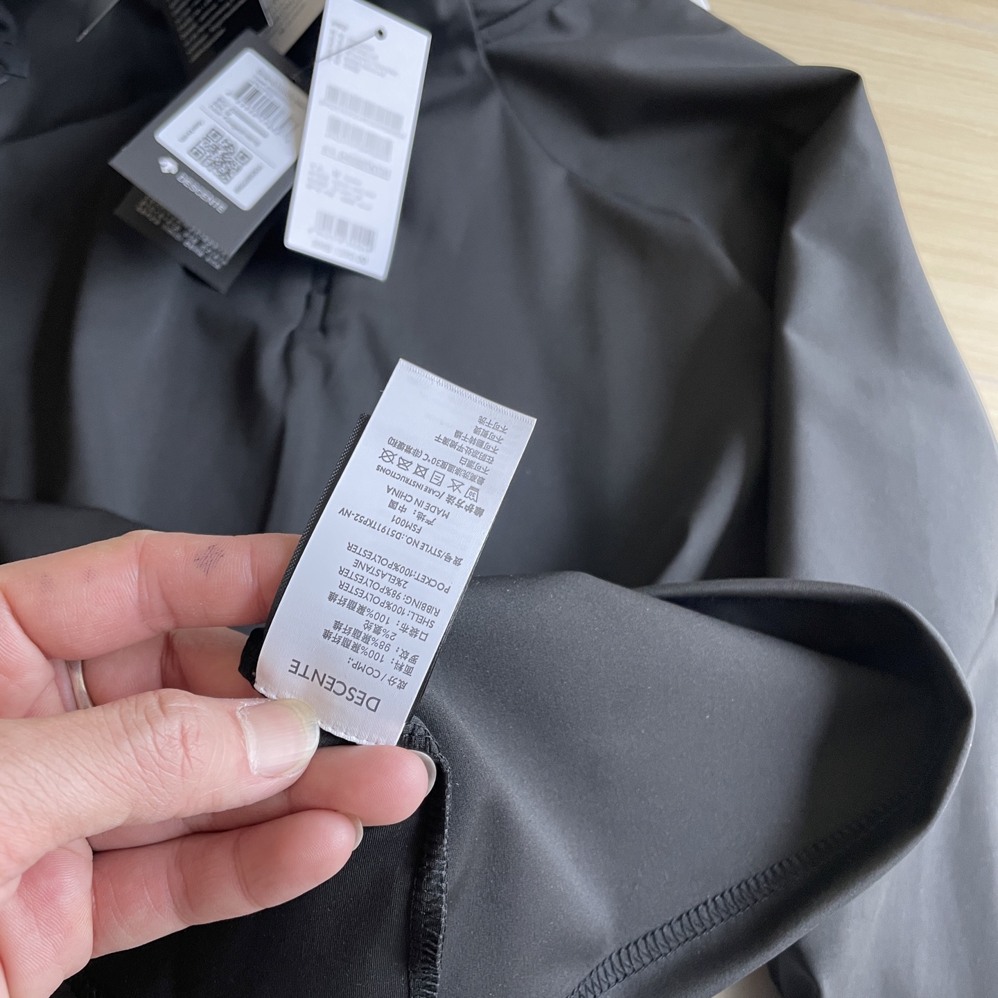 🖤细节图
速干系列🆕🖤DESCENTE / 迪桑特25年春季新品同色硅胶立体⬇️印花半拉链速干卫衣长袖 